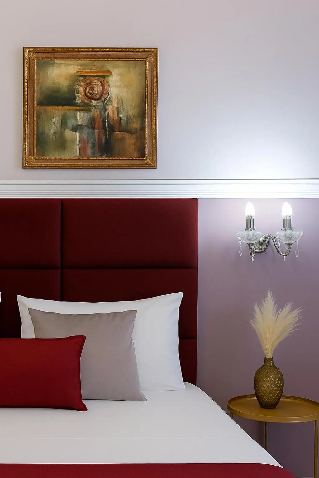 Decorative detail, Bed in Black Onyx Comfort Suites - Elegant Stay- City Center Next to Airport Bus