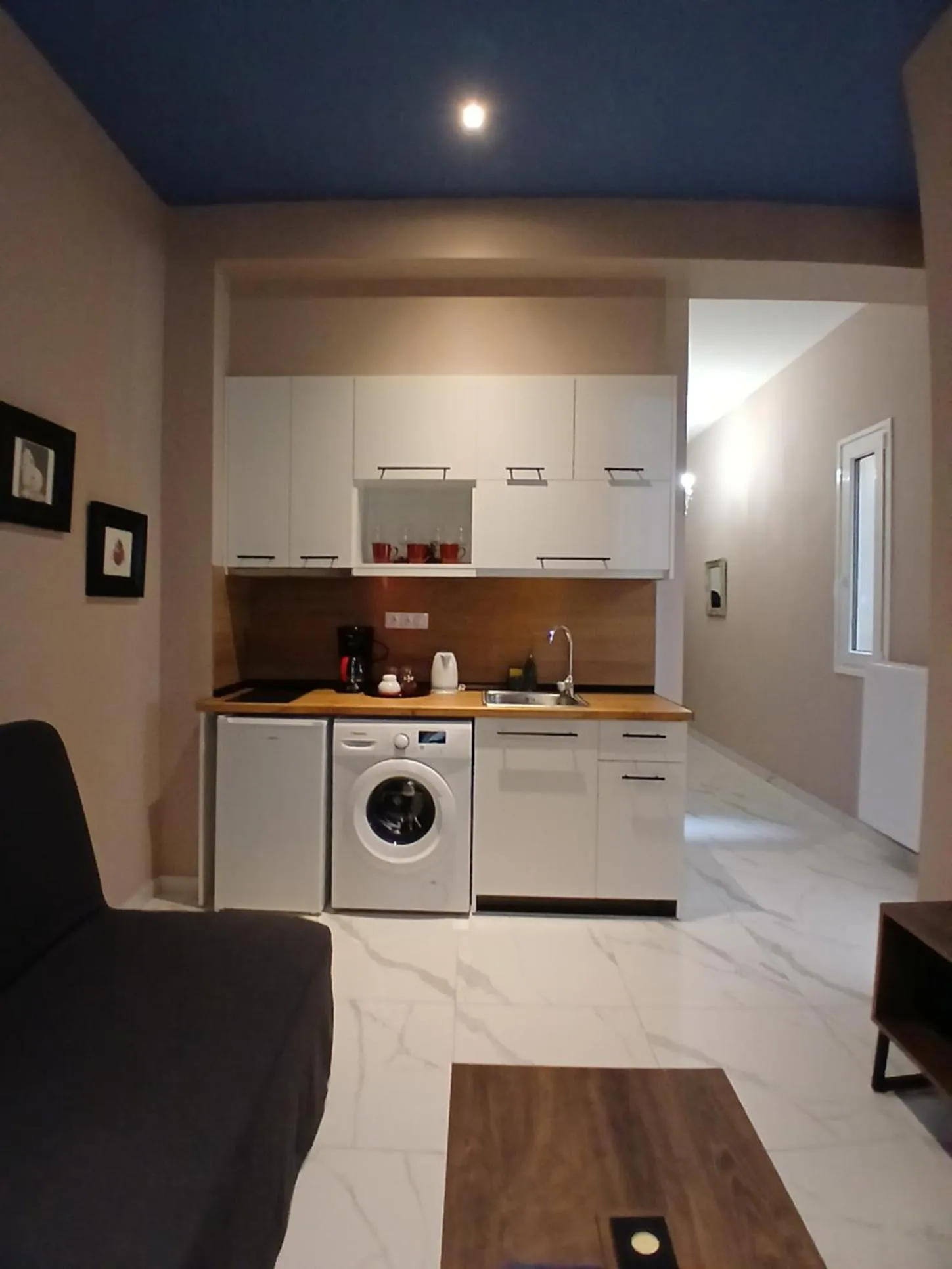 Kitchen or kitchenette in Black Onyx Comfort Suites - Elegant Stay- City Center Next to Airport Bus