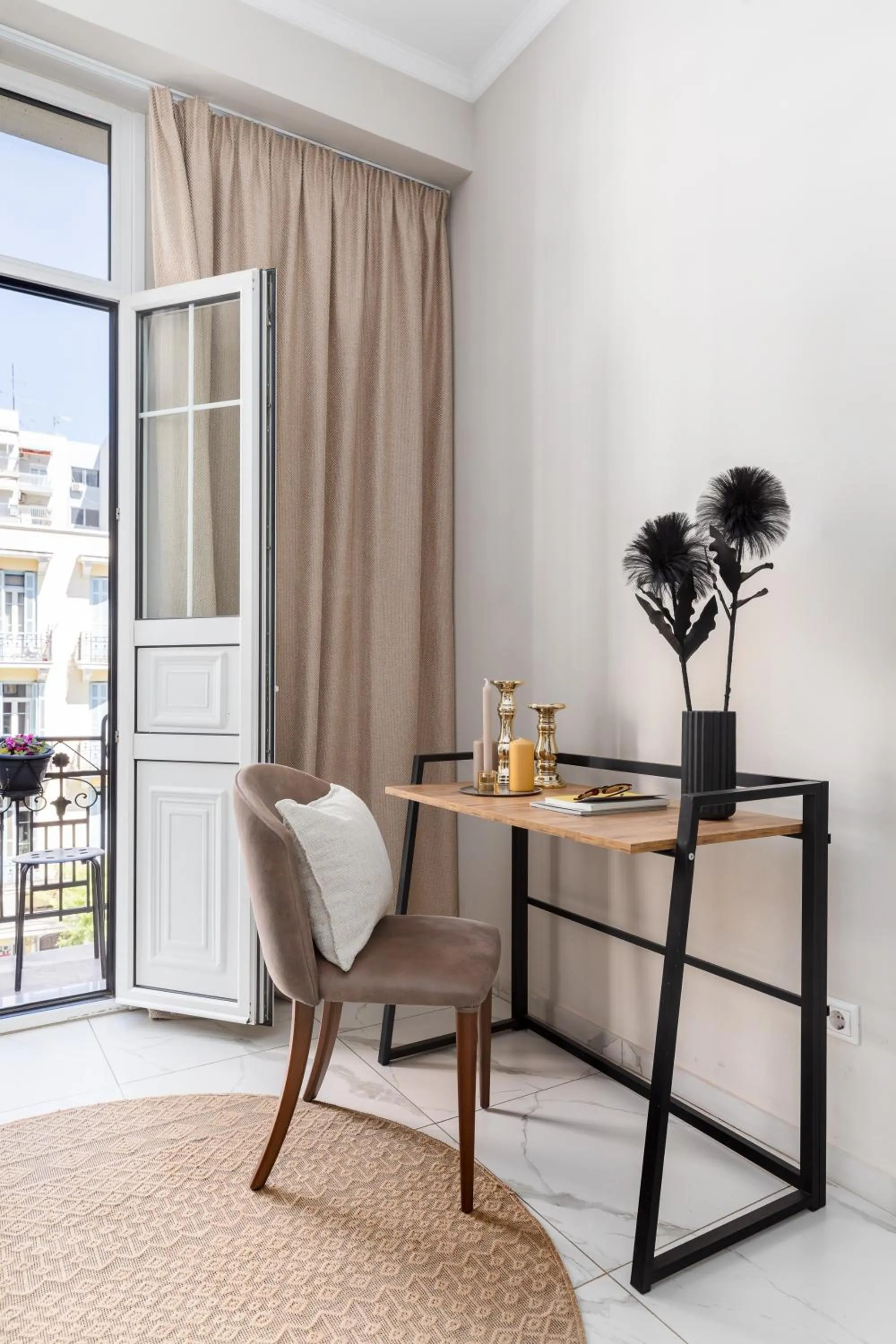 Seating area in Black Onyx Comfort Suites - Elegant Stay- City Center Next to Airport Bus