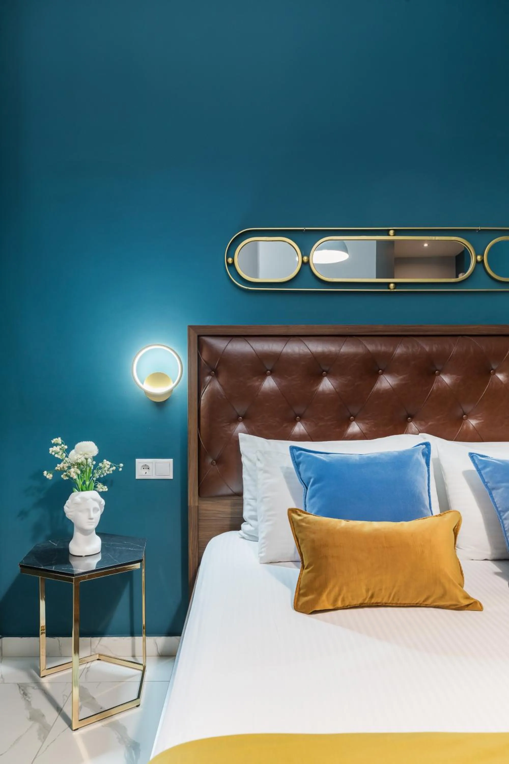 Bed in Black Onyx Comfort Suites - Elegant Stay- City Center Next to Airport Bus