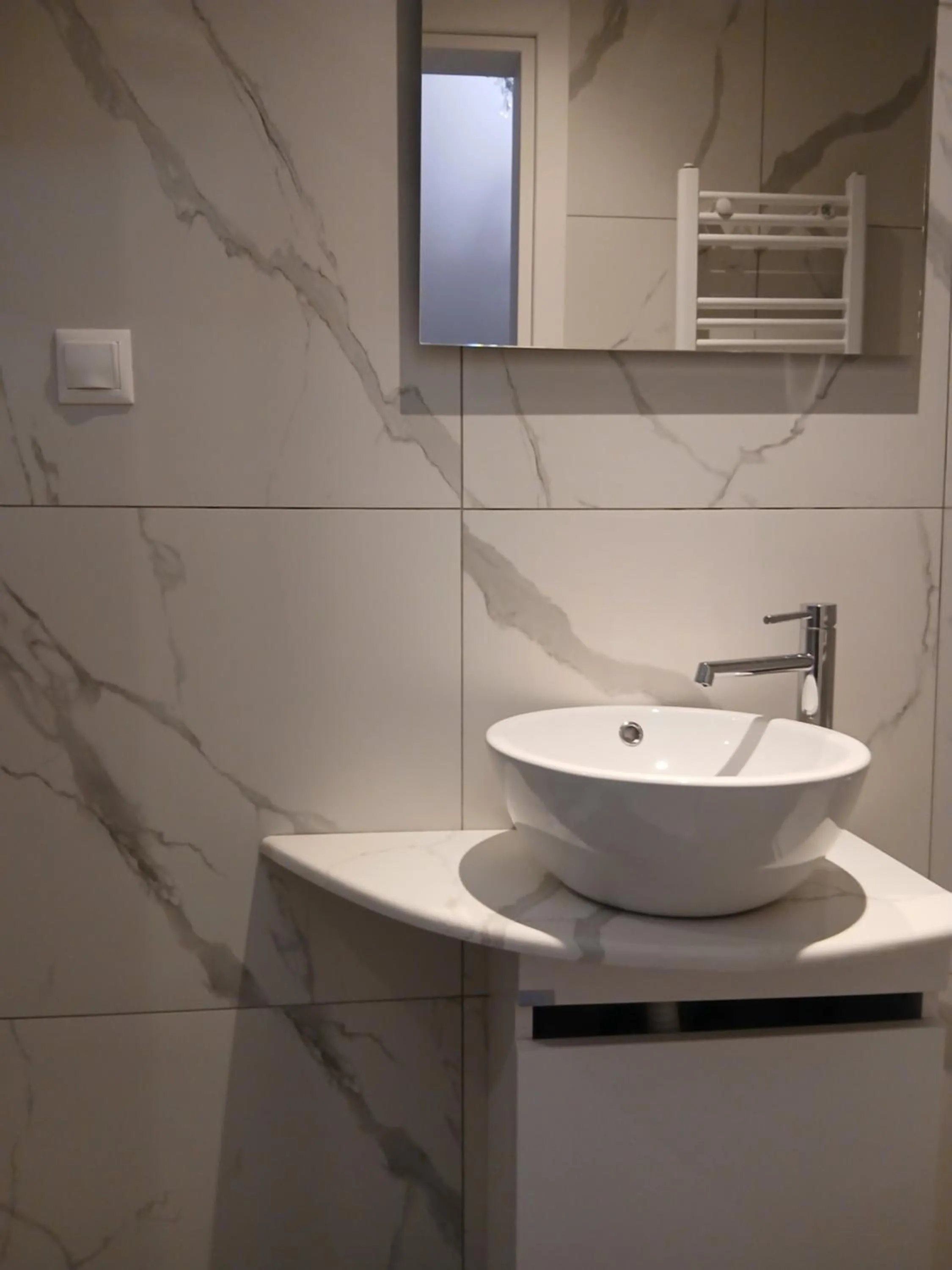 Toilet in Black Onyx Comfort Suites - Elegant Stay- City Center Next to Airport Bus