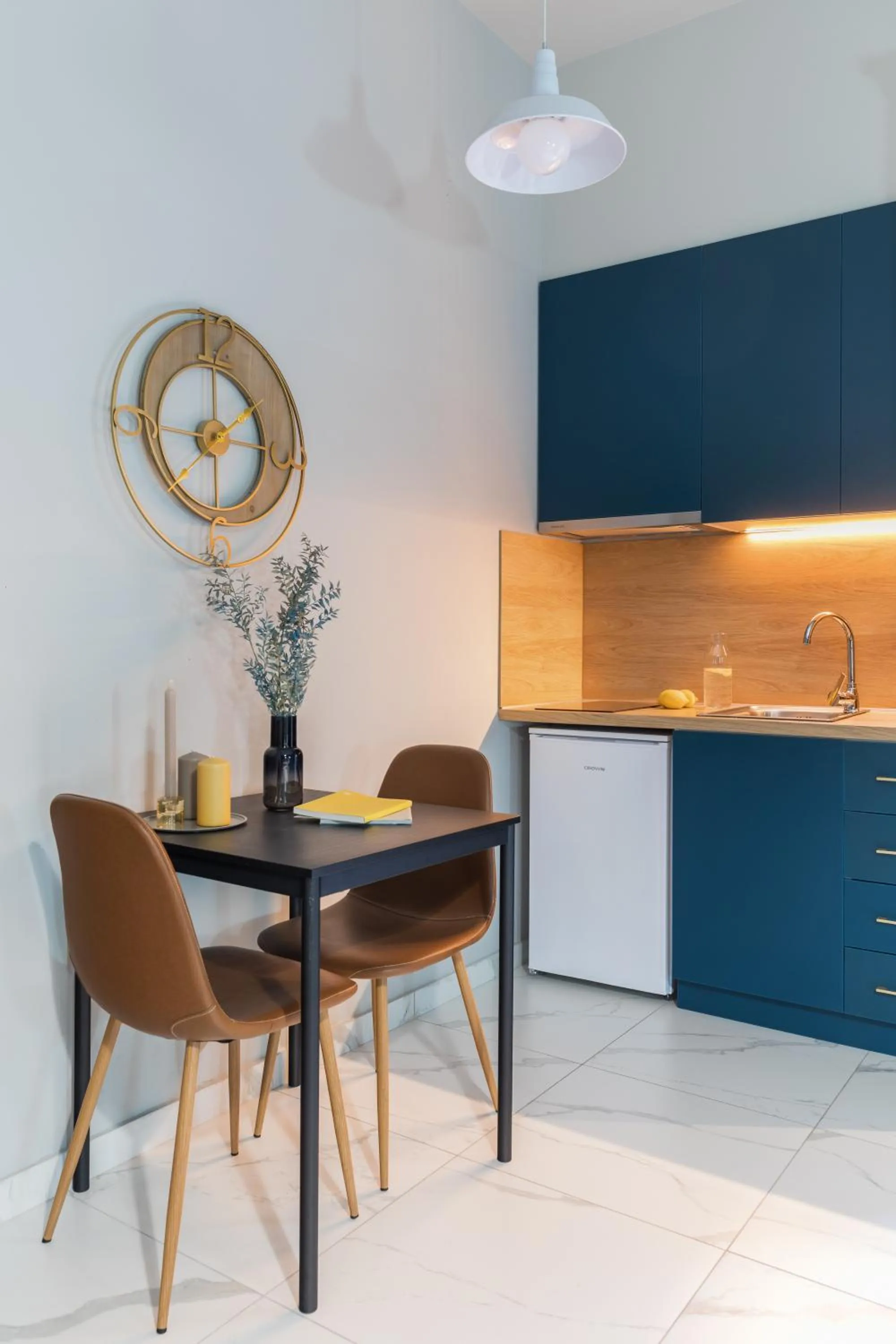 Kitchen or kitchenette in Black Onyx Comfort Suites - Elegant Stay- City Center Next to Airport Bus