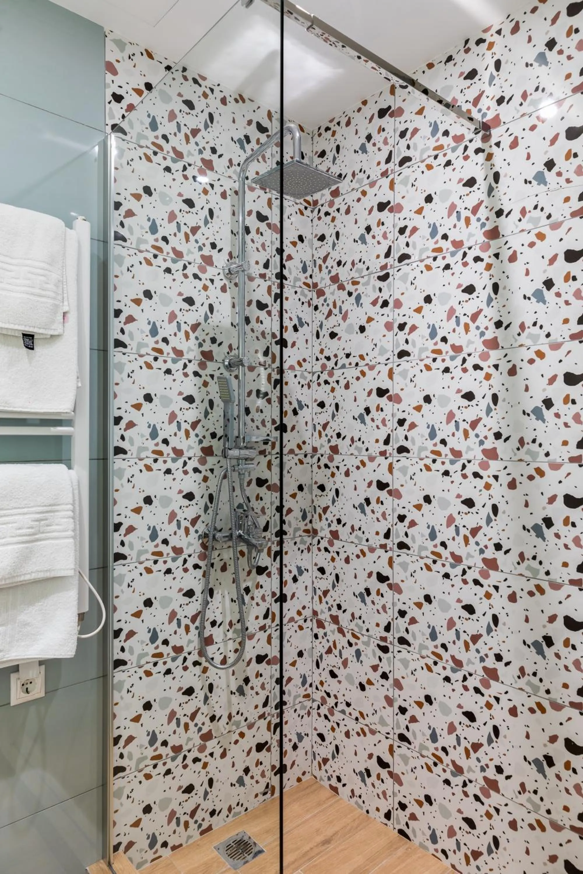 Shower in Black Onyx Comfort Suites - Elegant Stay- City Center Next to Airport Bus