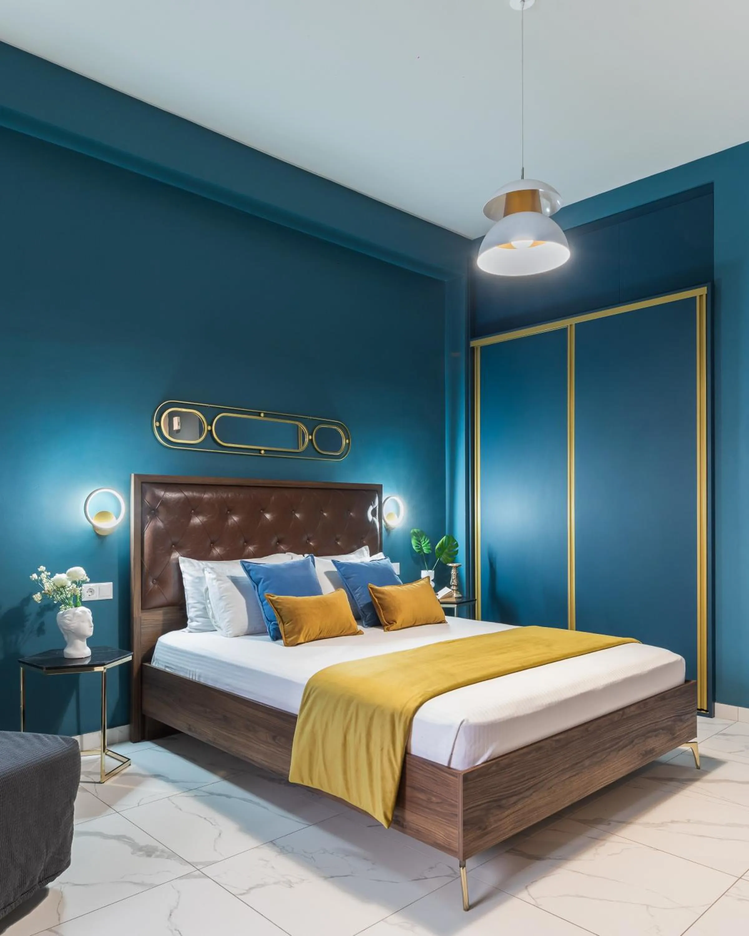 Bedroom, Bed in Black Onyx Comfort Suites - Elegant Stay- City Center Next to Airport Bus