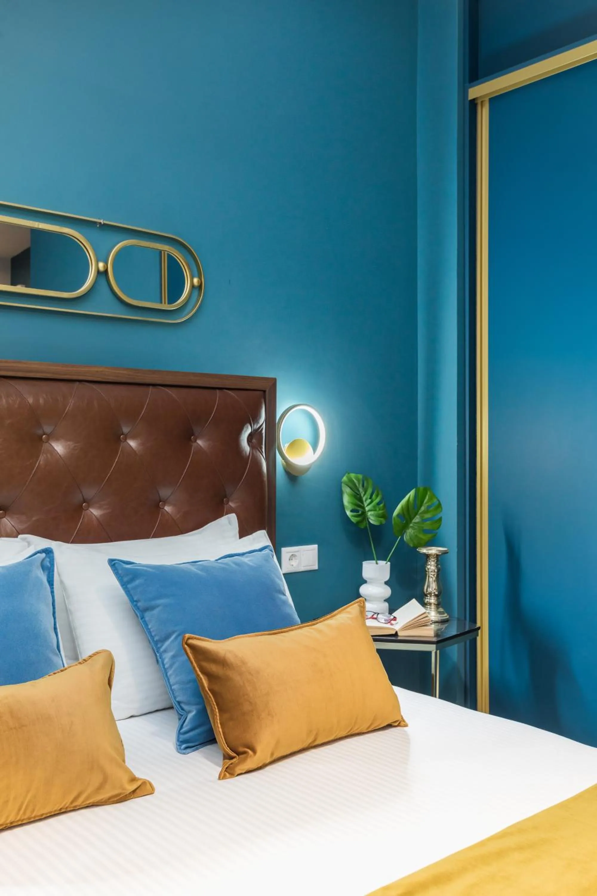 Bed in Black Onyx Comfort Suites - Elegant Stay- City Center Next to Airport Bus