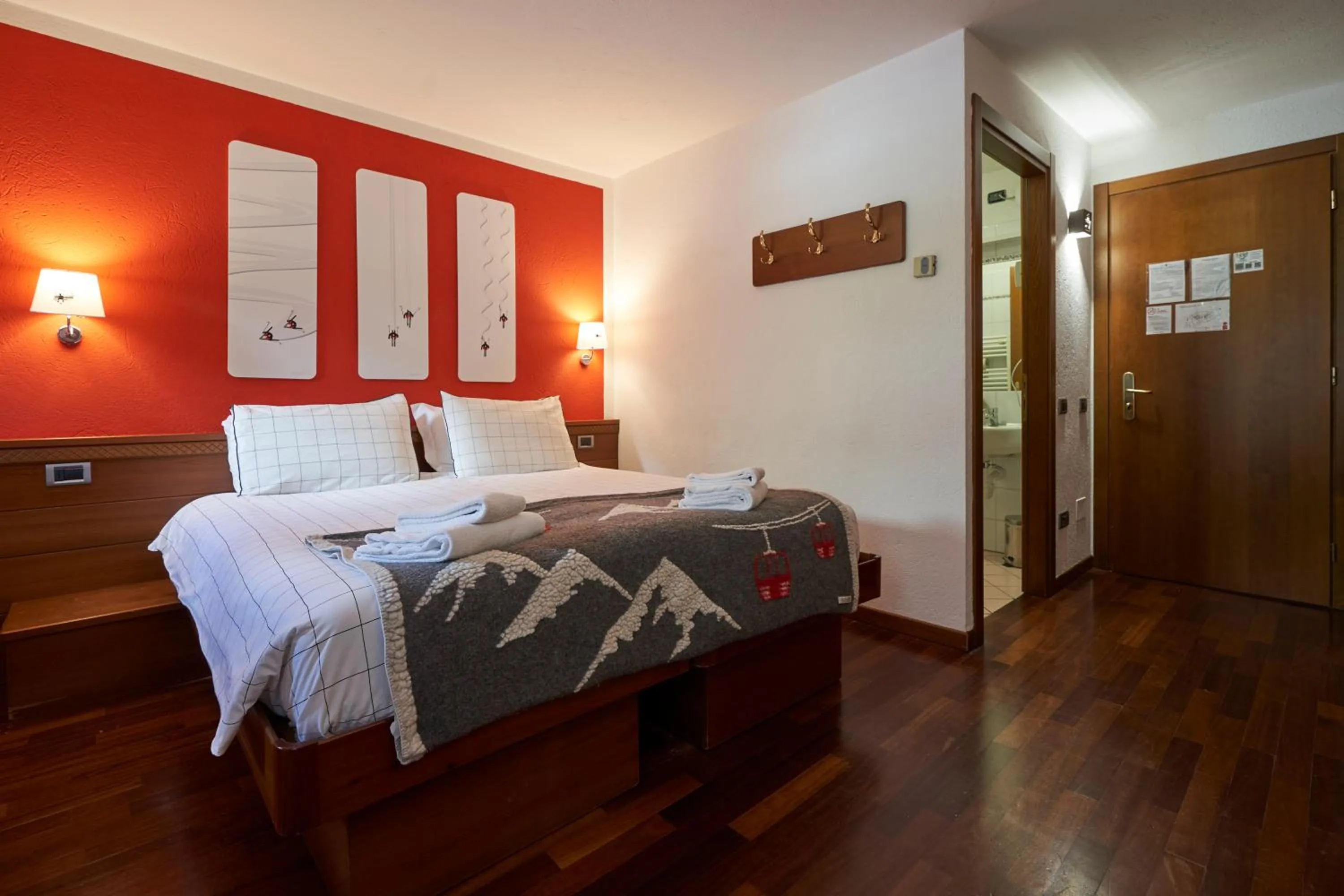 Photo of the whole room, Bed in Hotel Walser Courmayeur