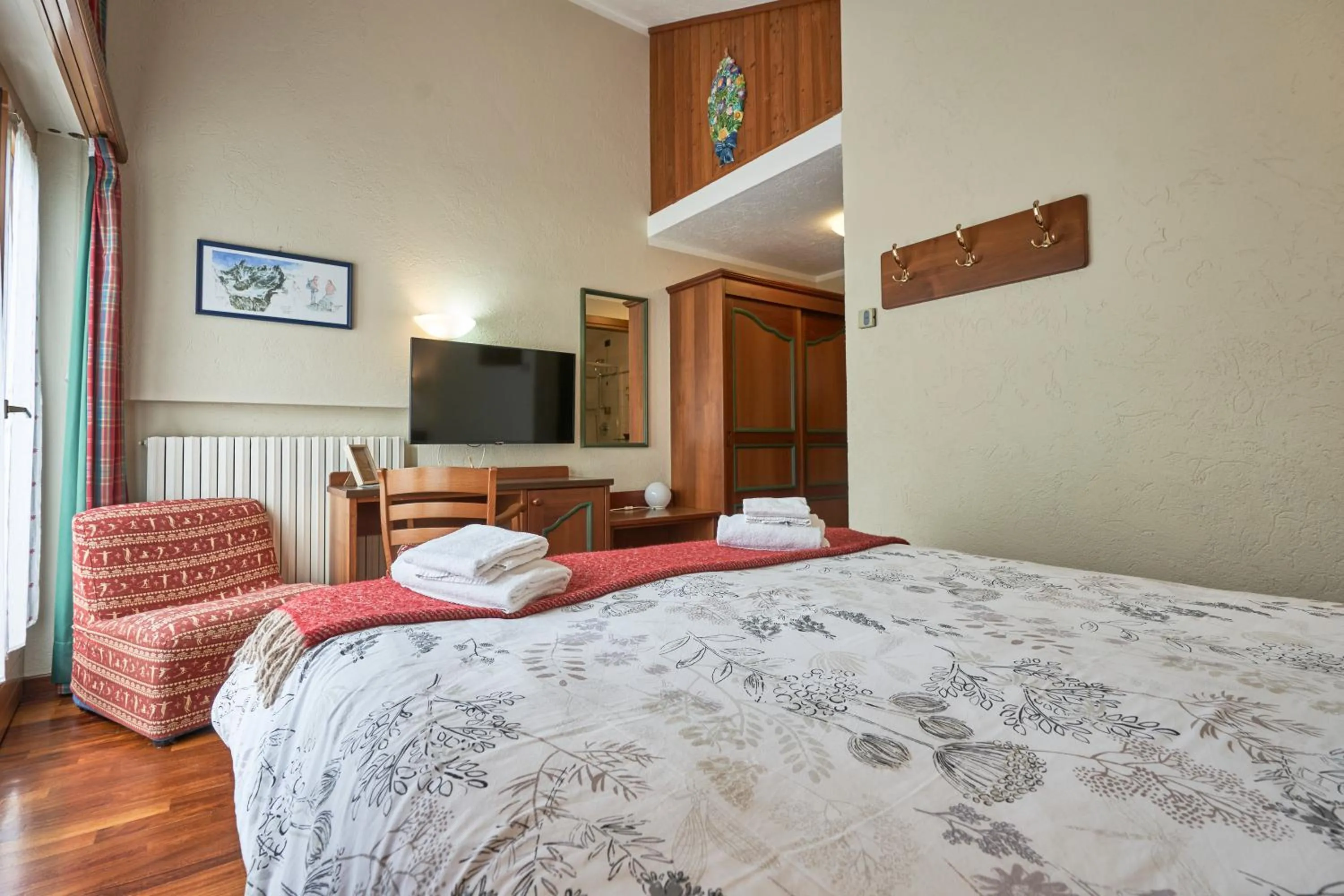 Photo of the whole room, Bed in Hotel Walser Courmayeur