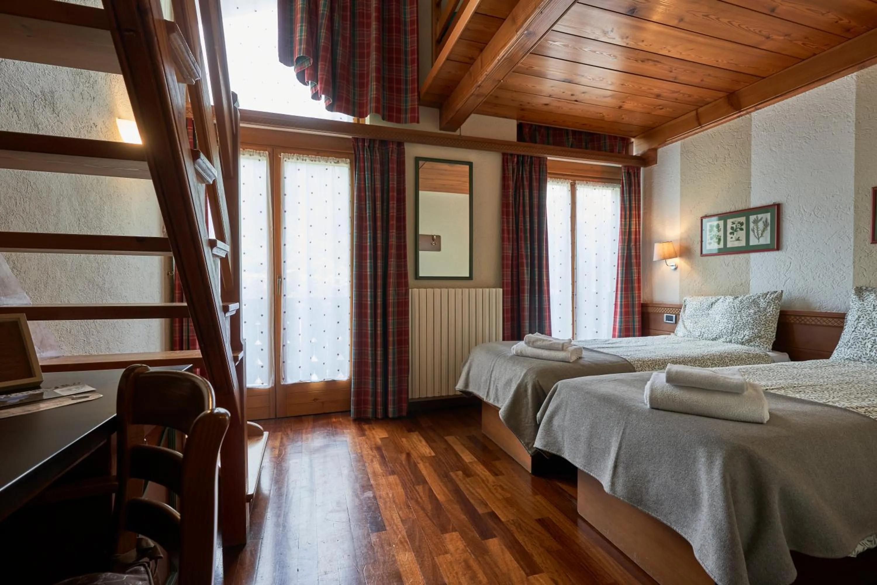 Photo of the whole room, Bed in Hotel Walser Courmayeur