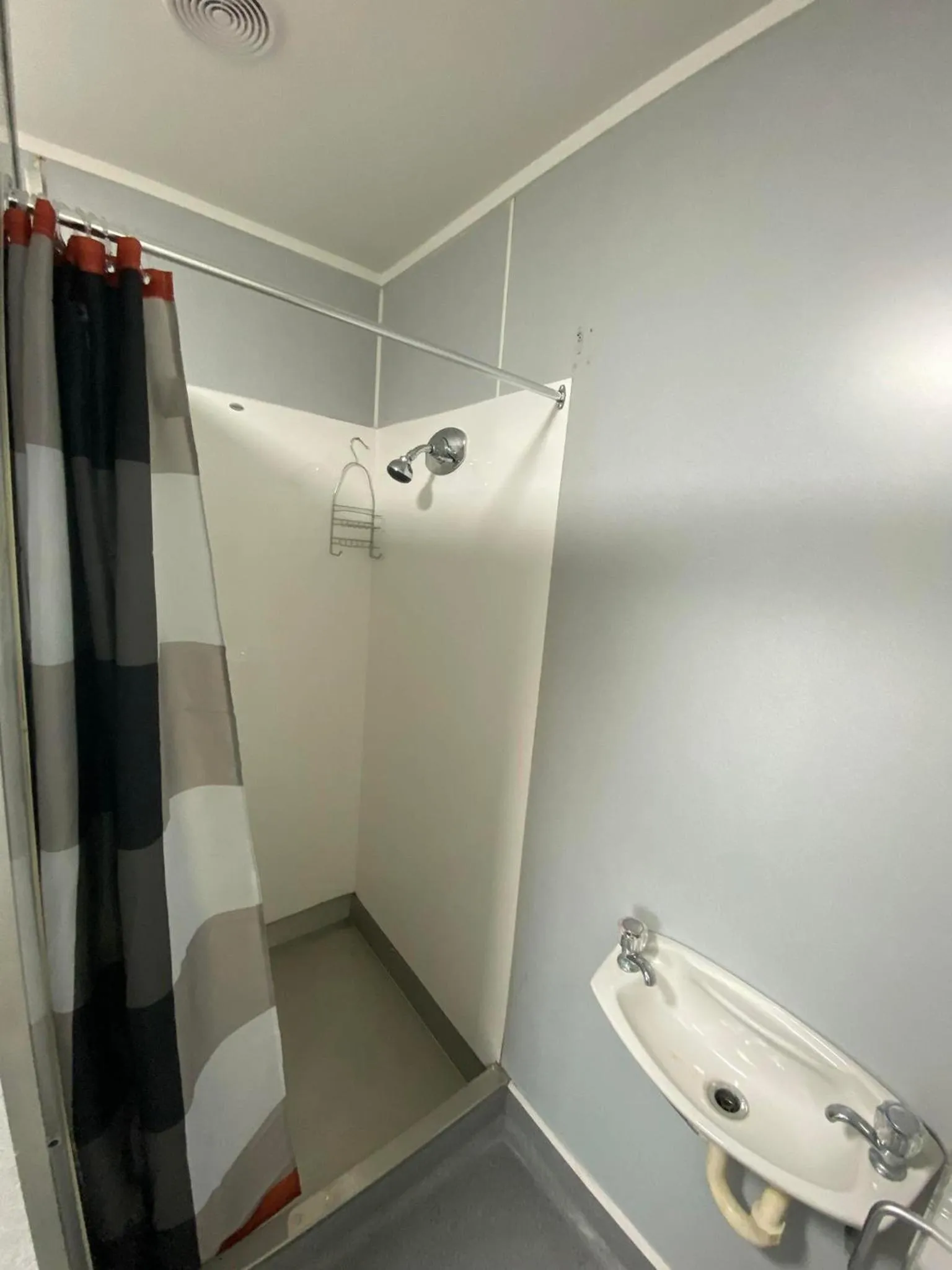 Bathroom in Airport Westney Lodge