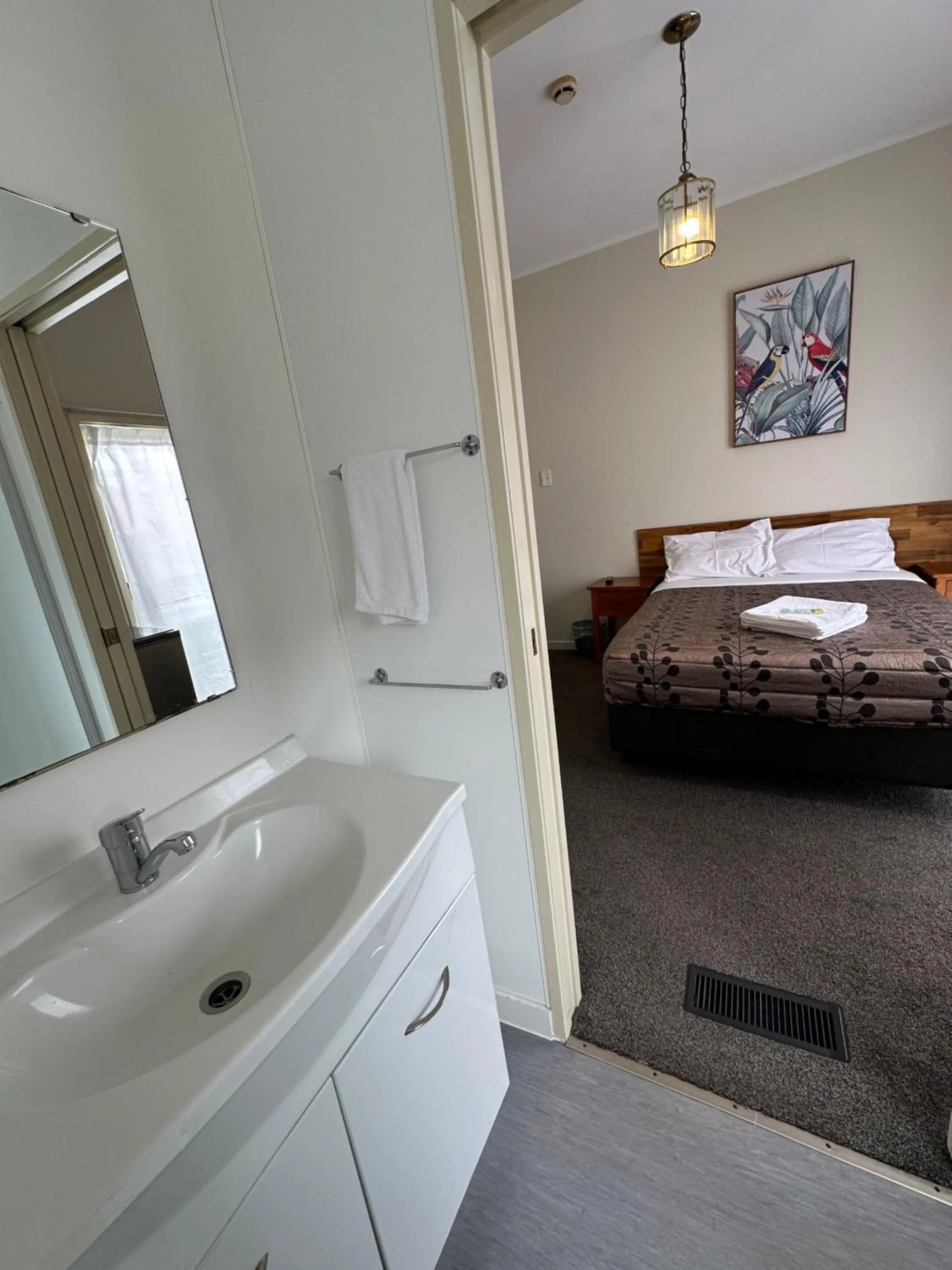 Bed in Airport Westney Lodge