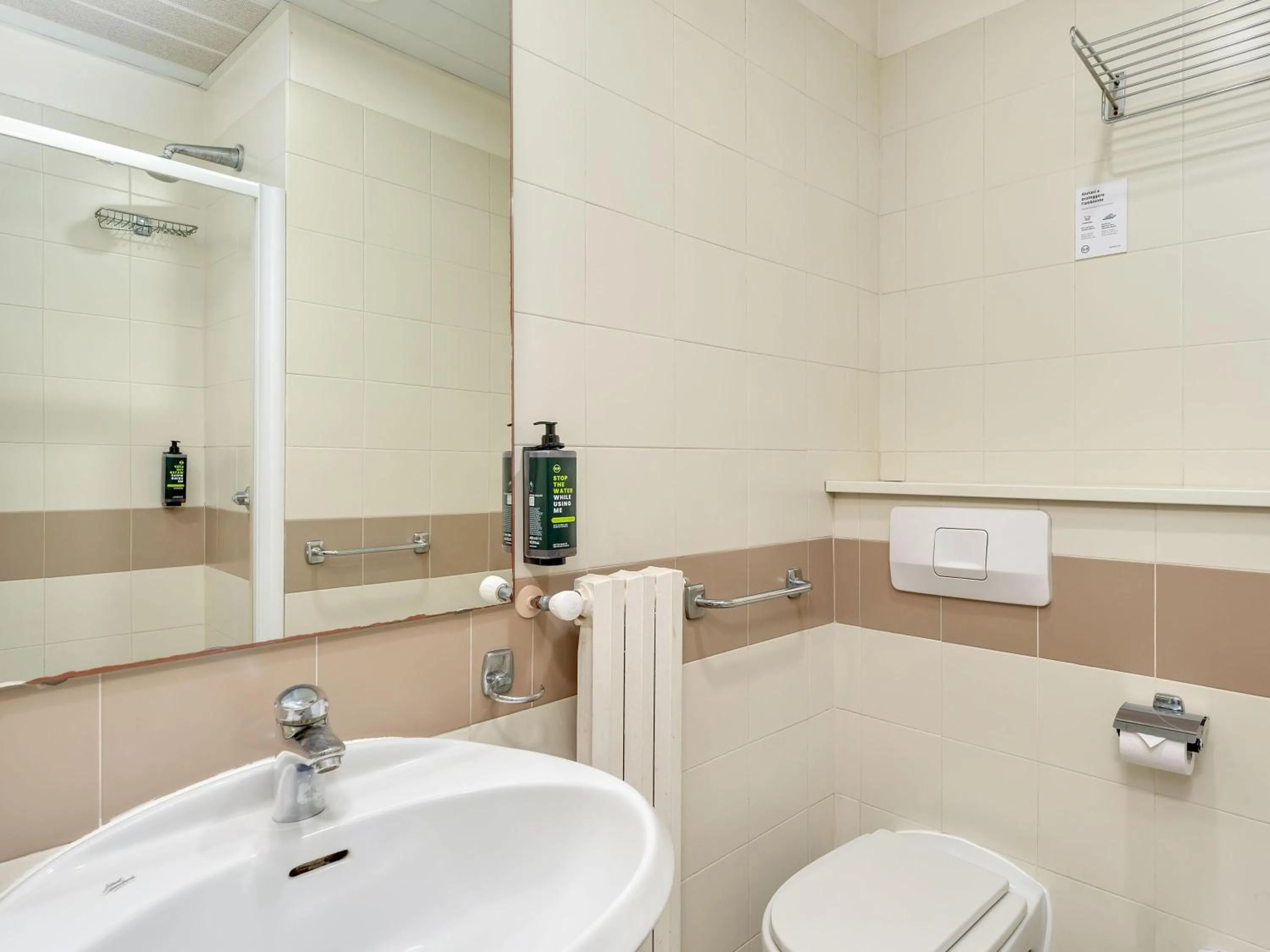 Bathroom in B&B HOTEL Milano Ornato