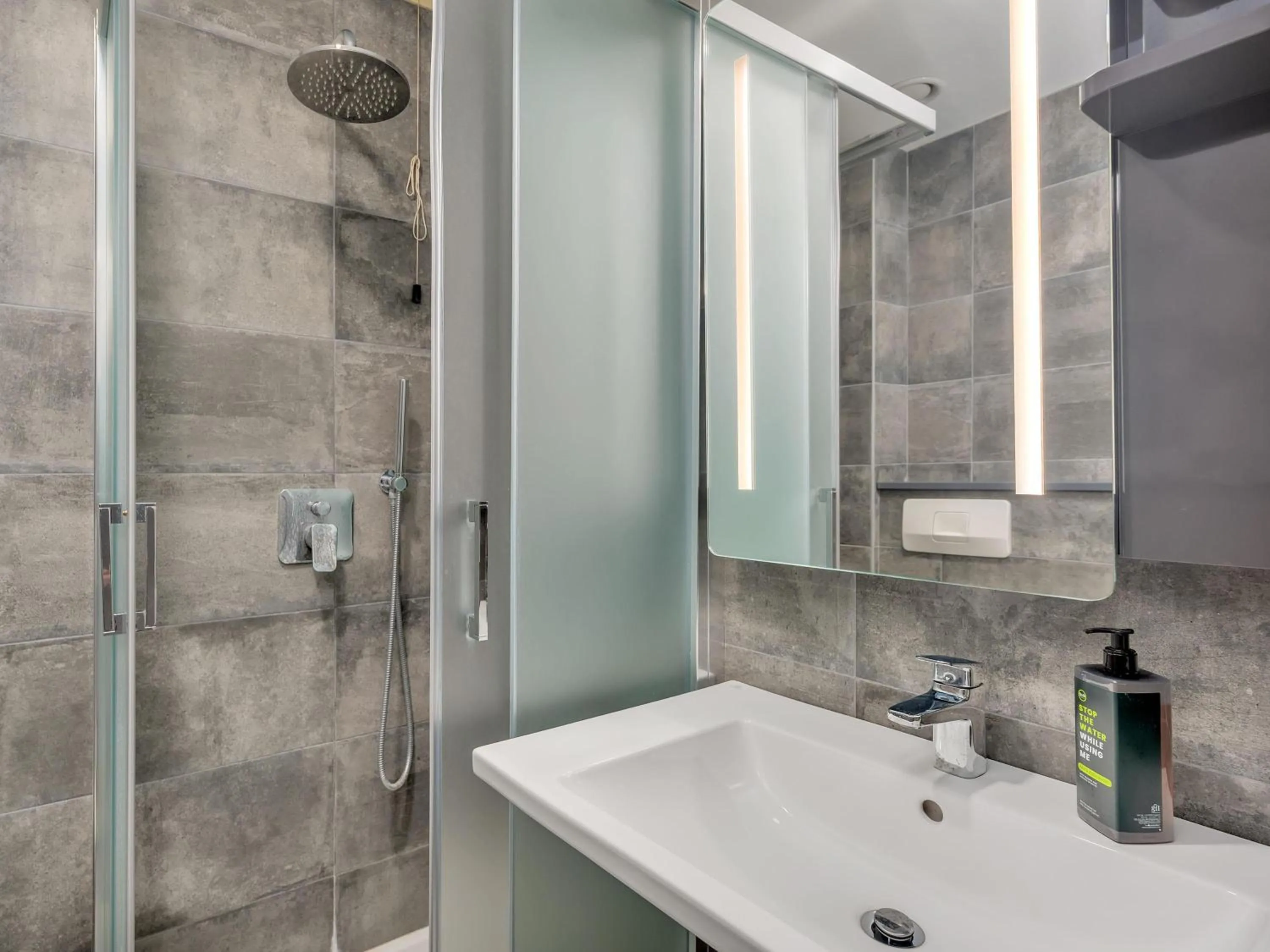 Bathroom in B&B HOTEL Milano Ornato