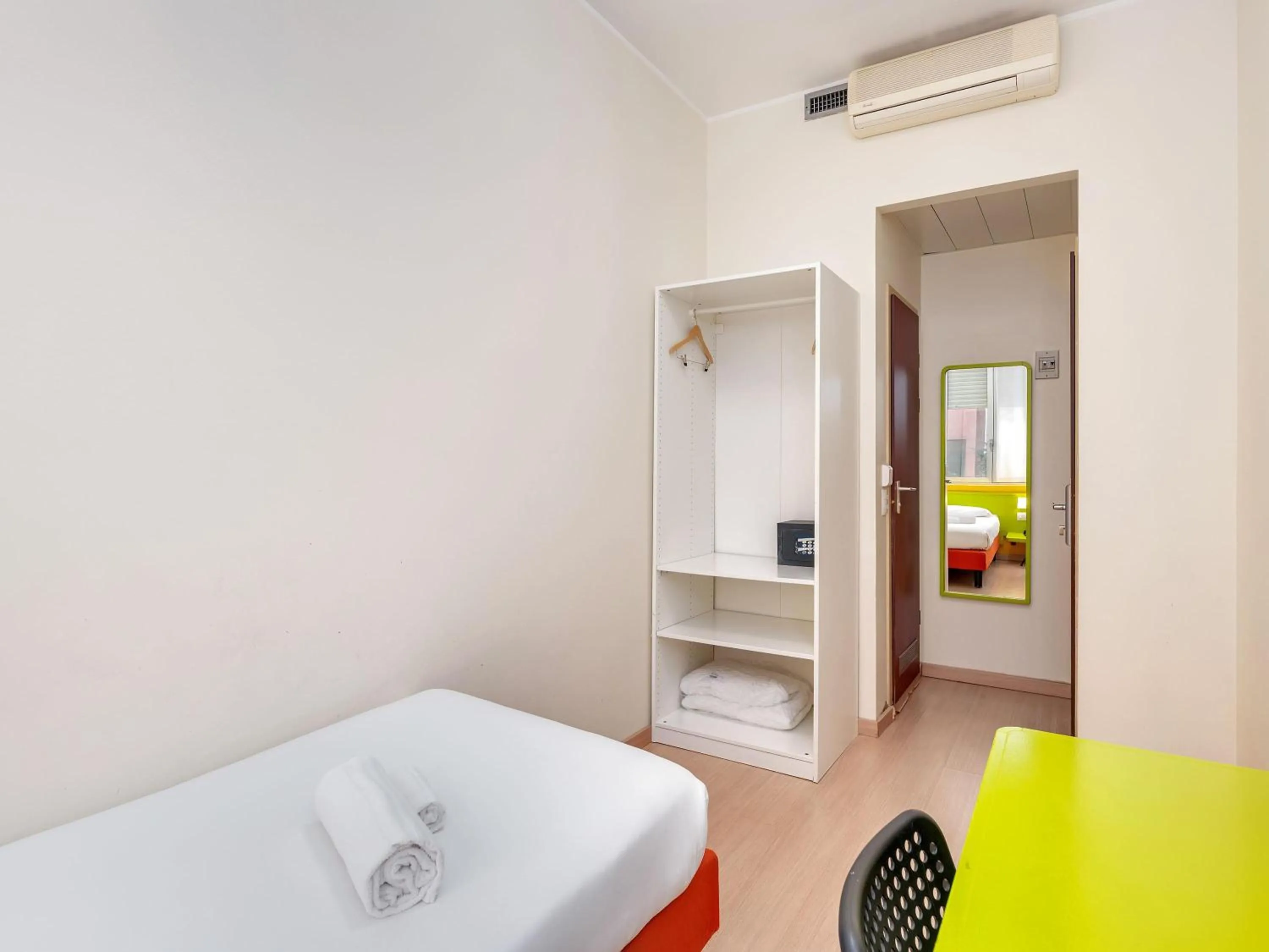 Bathroom, Bed in B&B HOTEL Milano Ornato