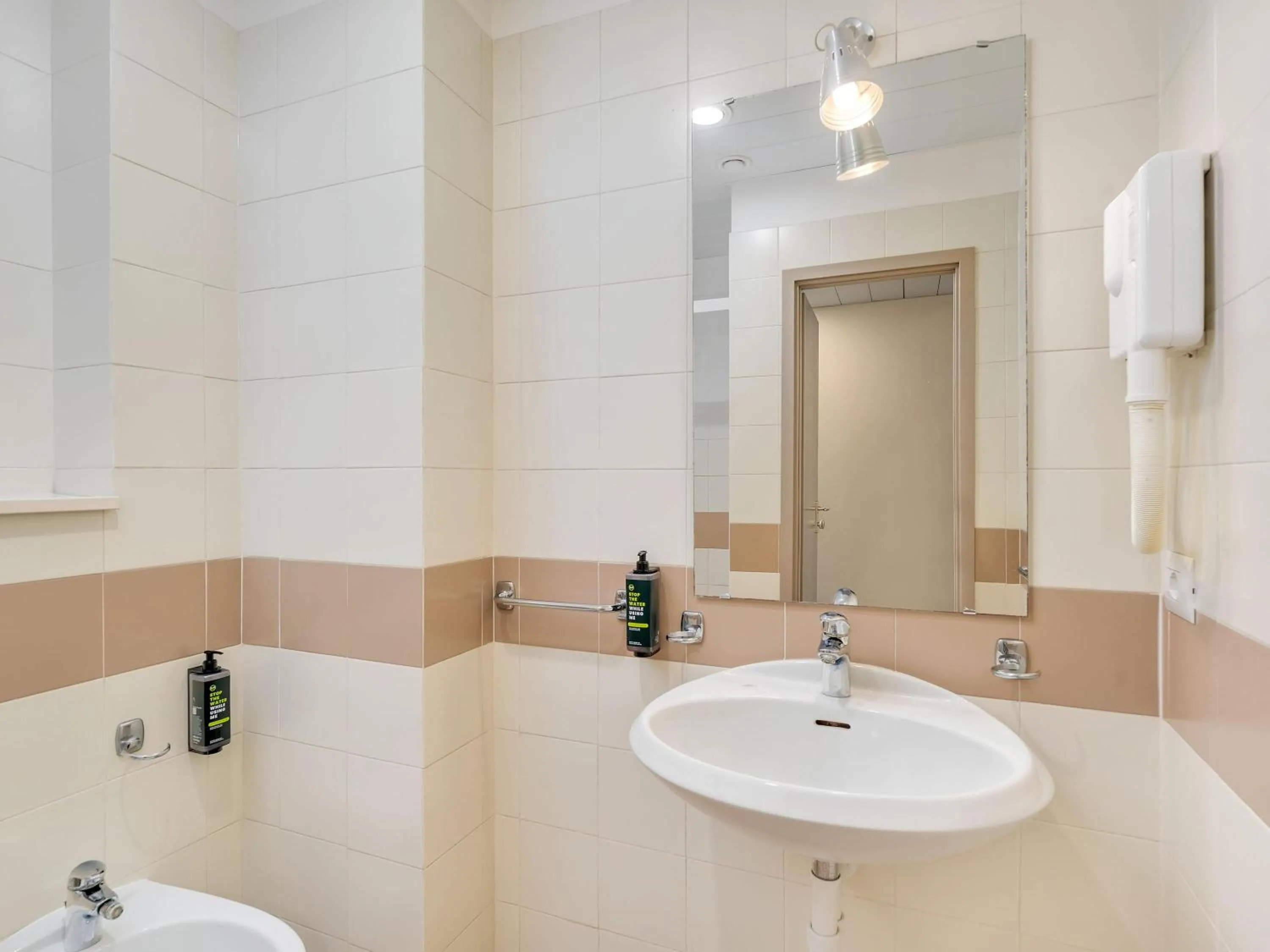 Bathroom in B&B HOTEL Milano Ornato