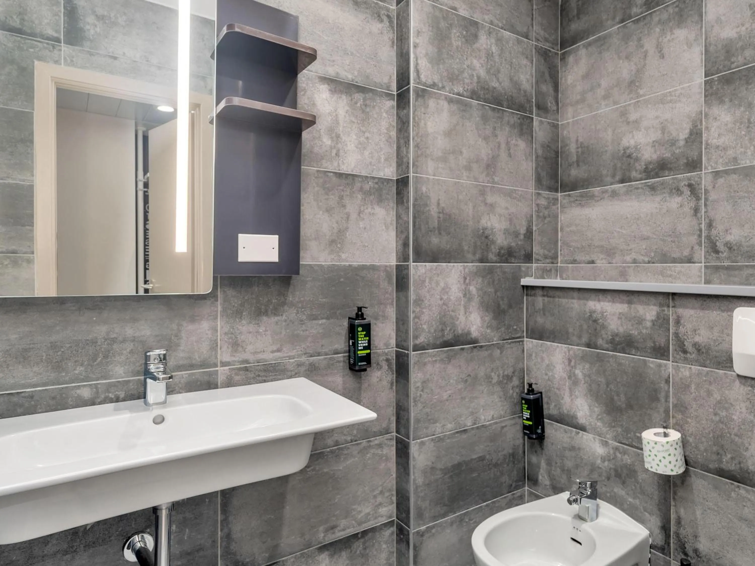 Toilet in B&B HOTEL Milano Ornato