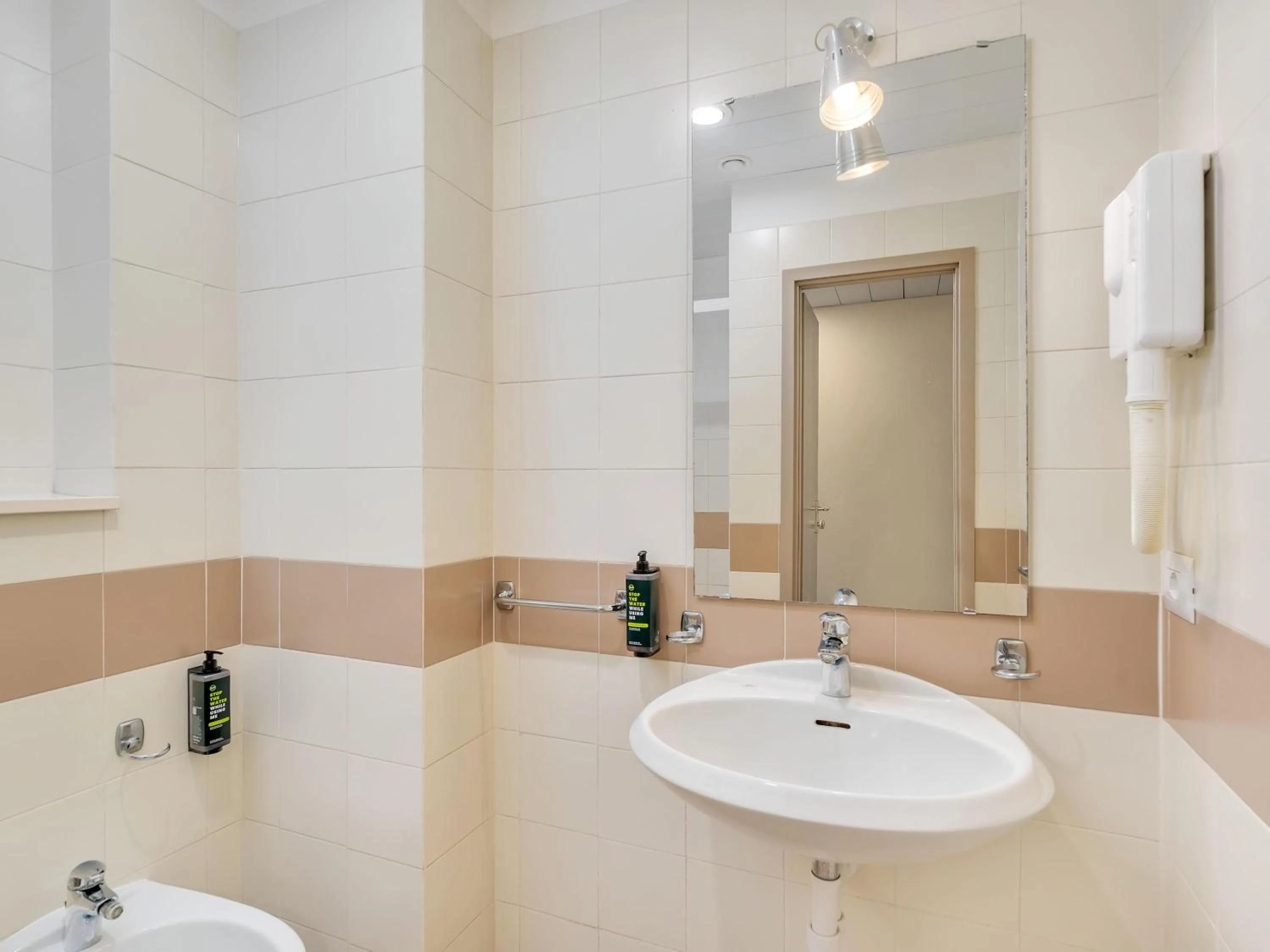 Bathroom in B&B HOTEL Milano Ornato