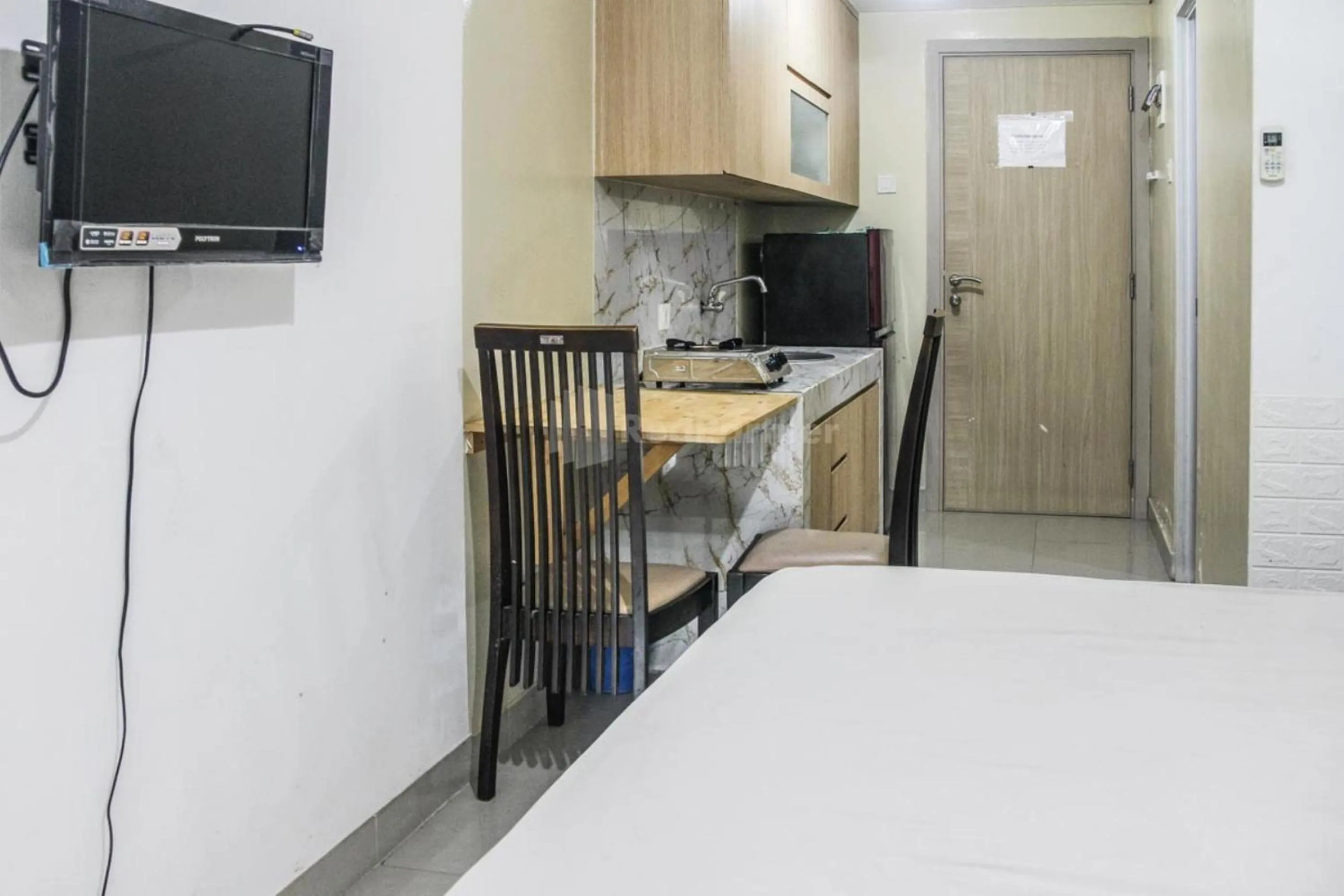 TV and multimedia, Bed in RedLiving Apartemen Paradise Mansion - Gunawan