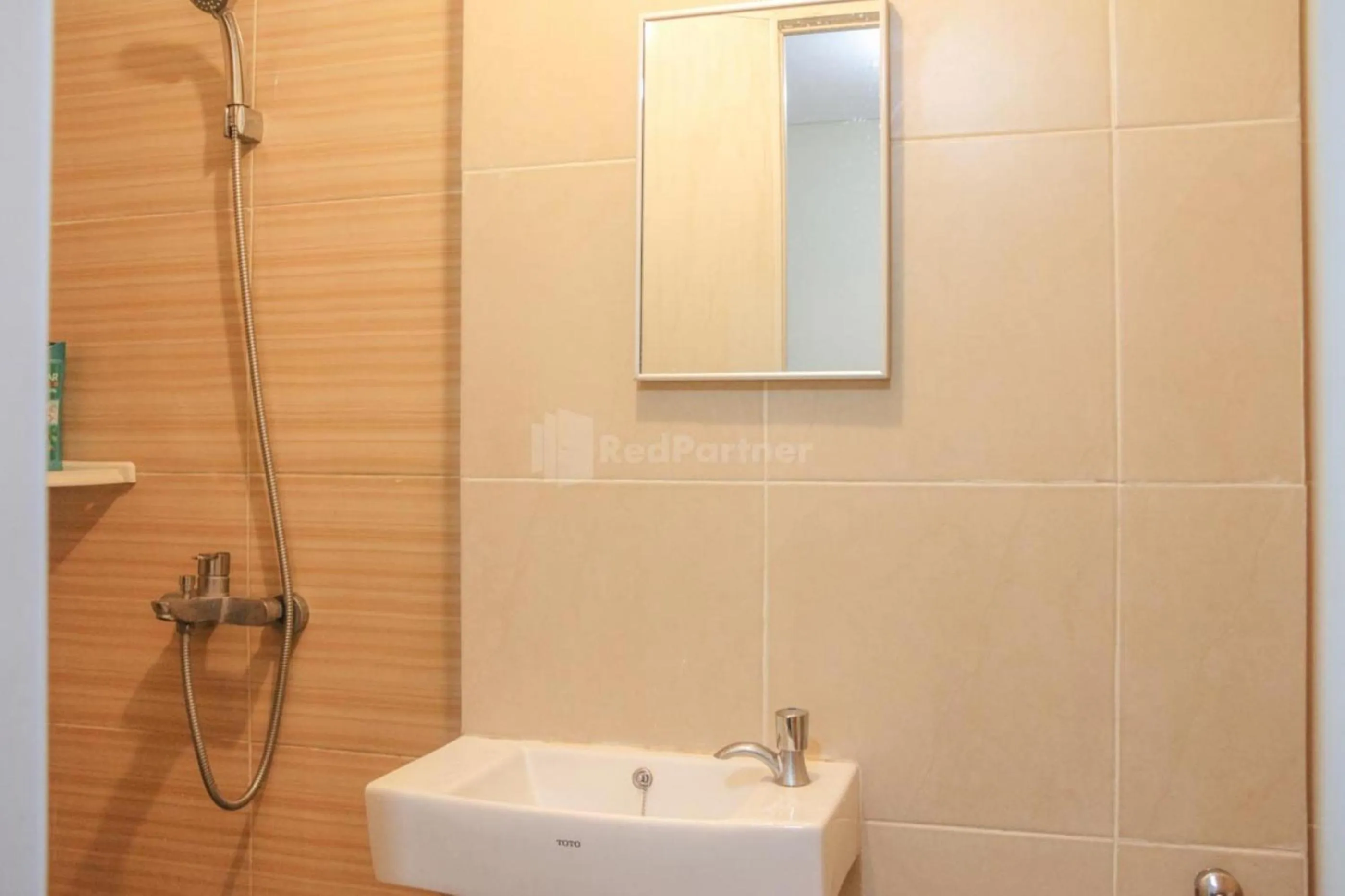 Bathroom in RedLiving Apartemen Paradise Mansion - Gunawan