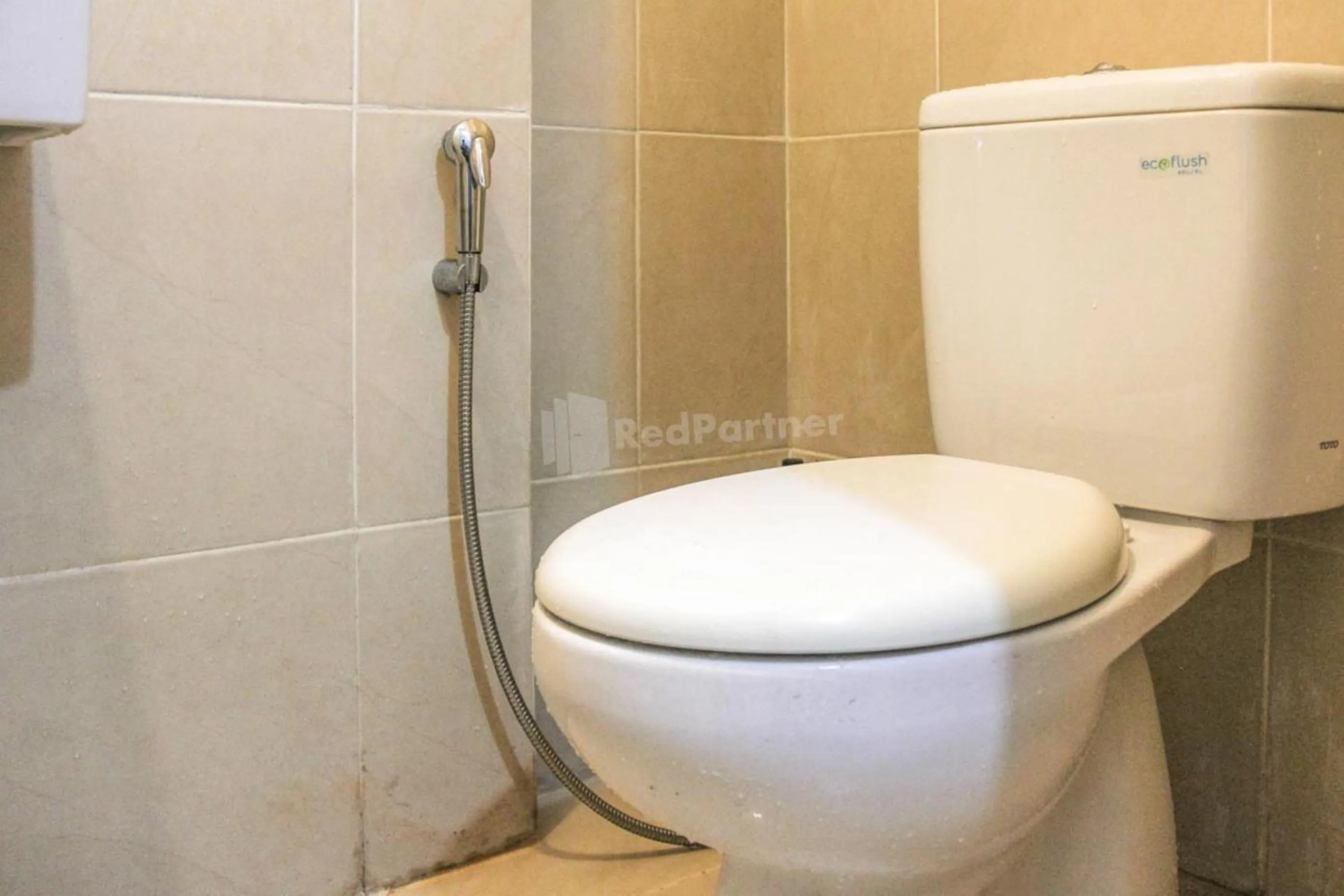 Bathroom in RedLiving Apartemen Paradise Mansion - Gunawan