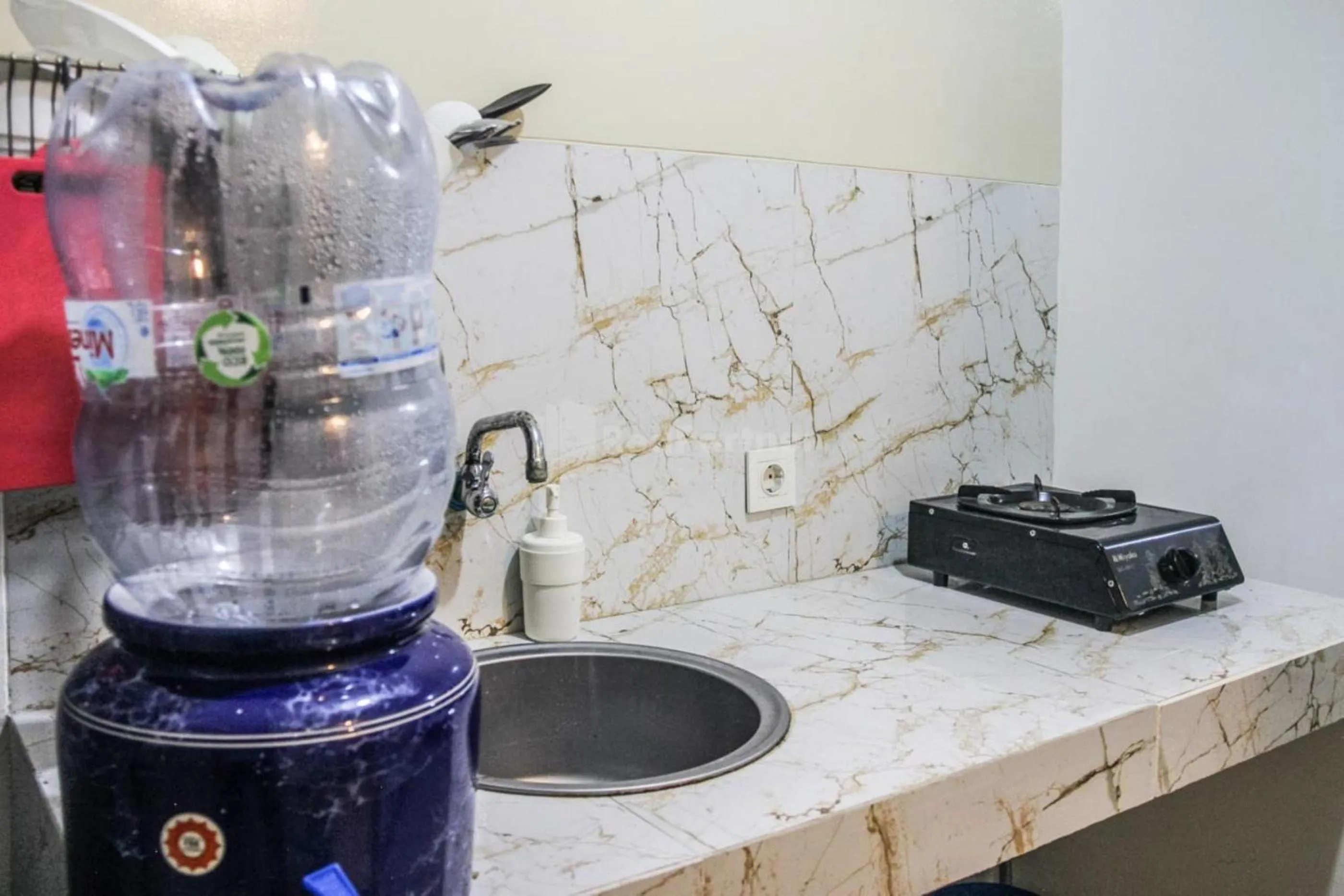 Kitchen or kitchenette in RedLiving Apartemen Paradise Mansion - Gunawan