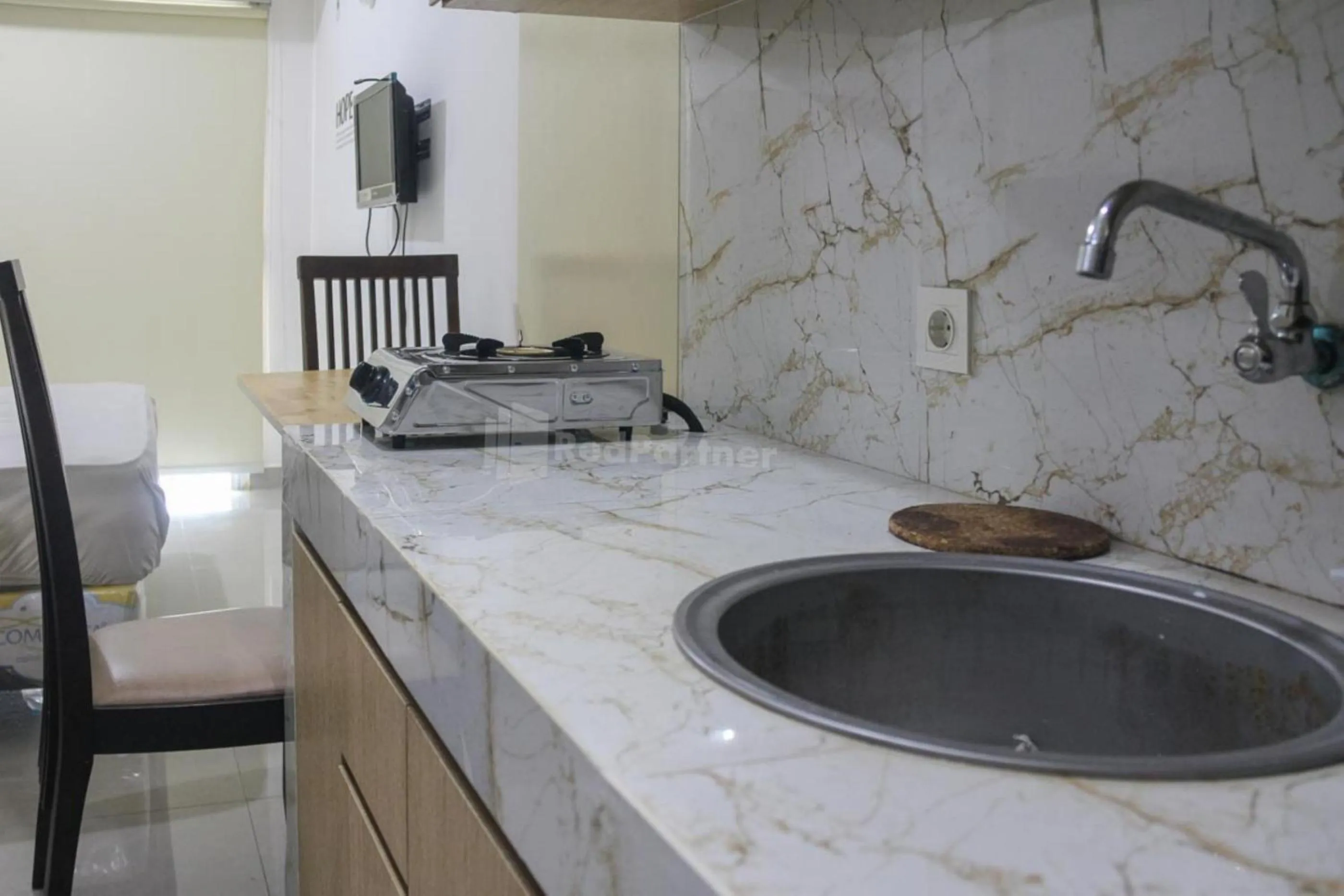 Kitchen or kitchenette in RedLiving Apartemen Paradise Mansion - Gunawan