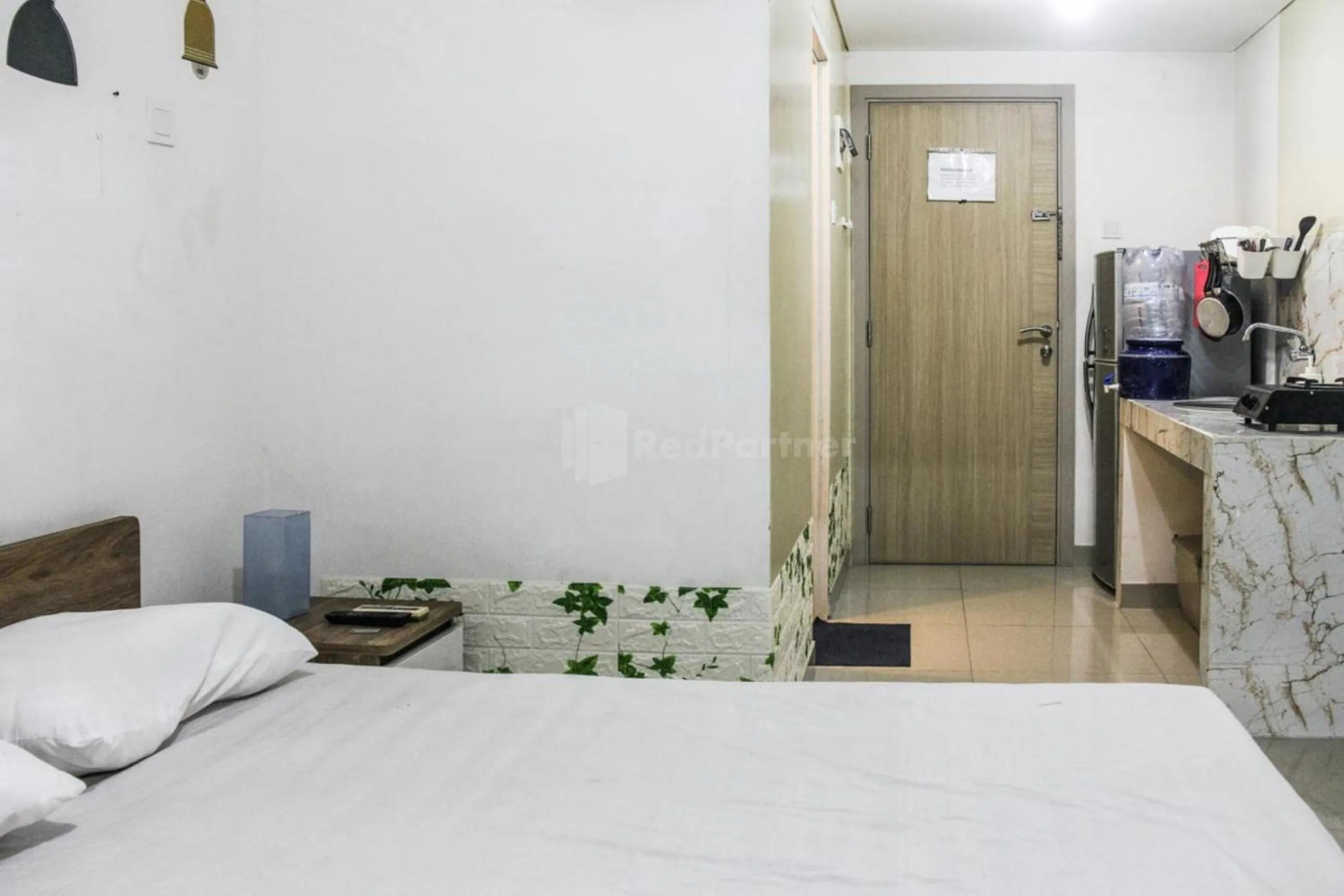 Bedroom, Bed in RedLiving Apartemen Paradise Mansion - Gunawan