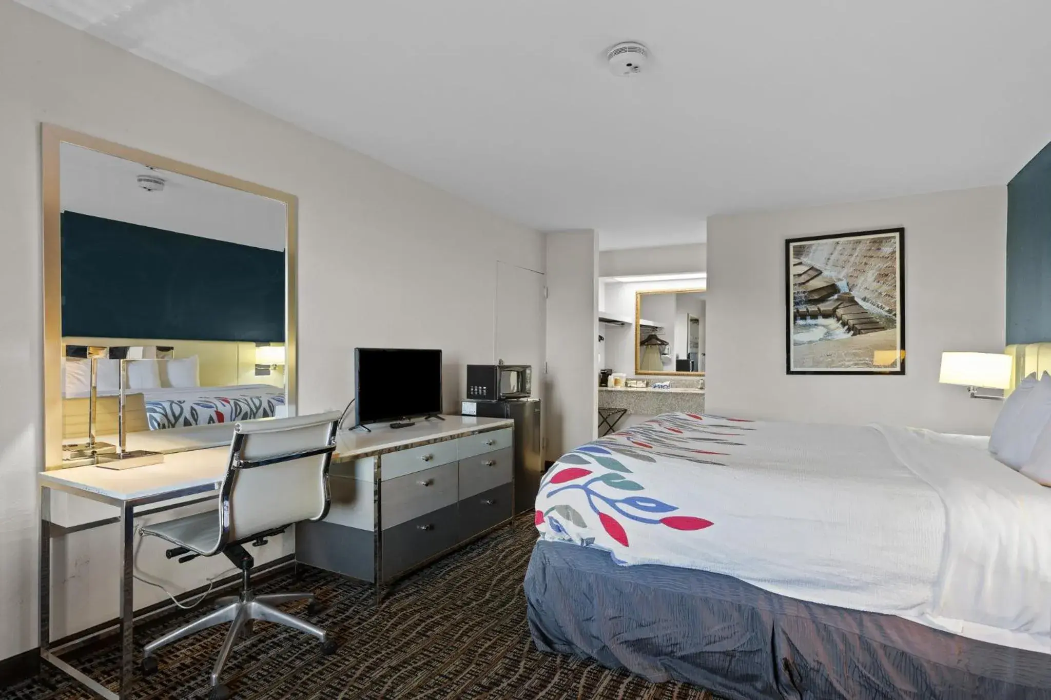 Bedroom, Bed in Garnet Inn & Suites, Morehead City near Atlantic Beach Bedroom, Bed in Garnet Inn & Suites, Morehead City near Atlantic Beach