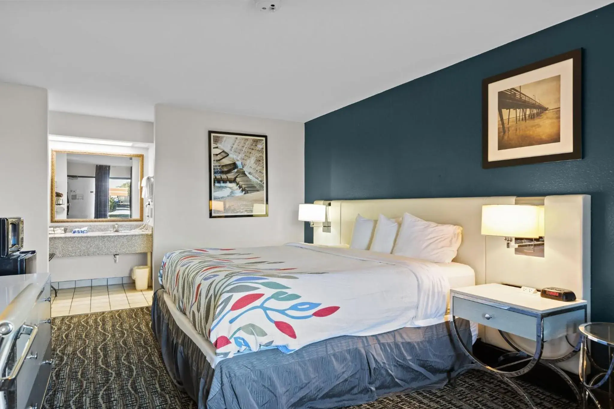 Bedroom, Bed in Garnet Inn & Suites, Morehead City near Atlantic Beach Bedroom, Bed in Garnet Inn & Suites, Morehead City near Atlantic Beach