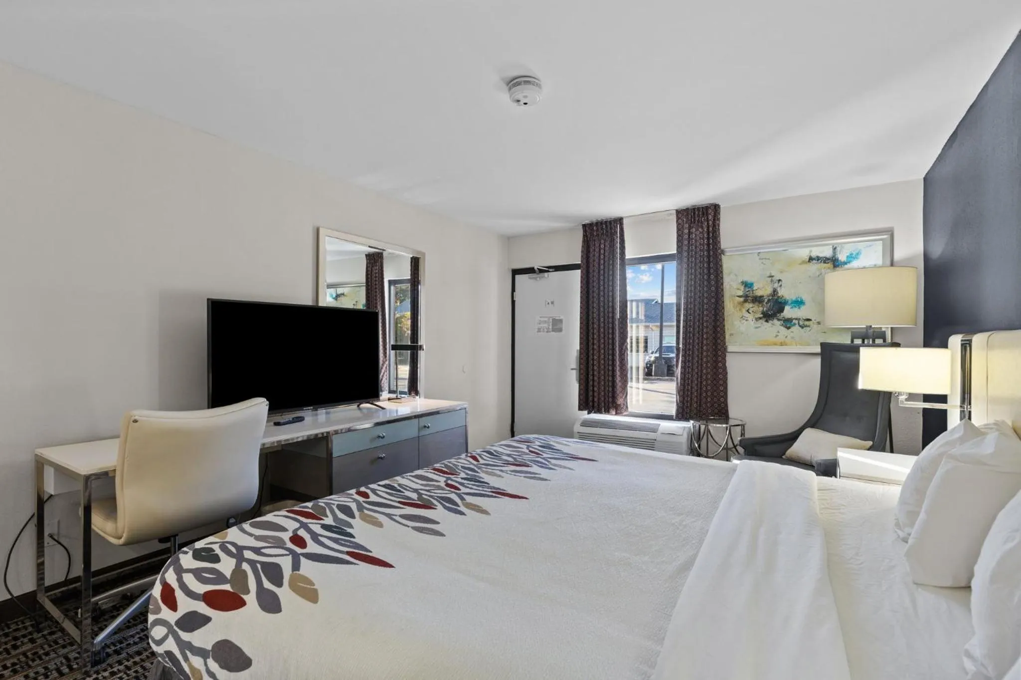 Bedroom, Bed in Garnet Inn & Suites, Morehead City near Atlantic Beach