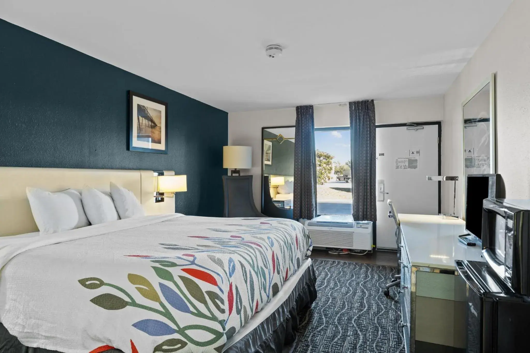 Bedroom, Bed in Garnet Inn & Suites, Morehead City near Atlantic Beach Bedroom, Bed in Garnet Inn & Suites, Morehead City near Atlantic Beach