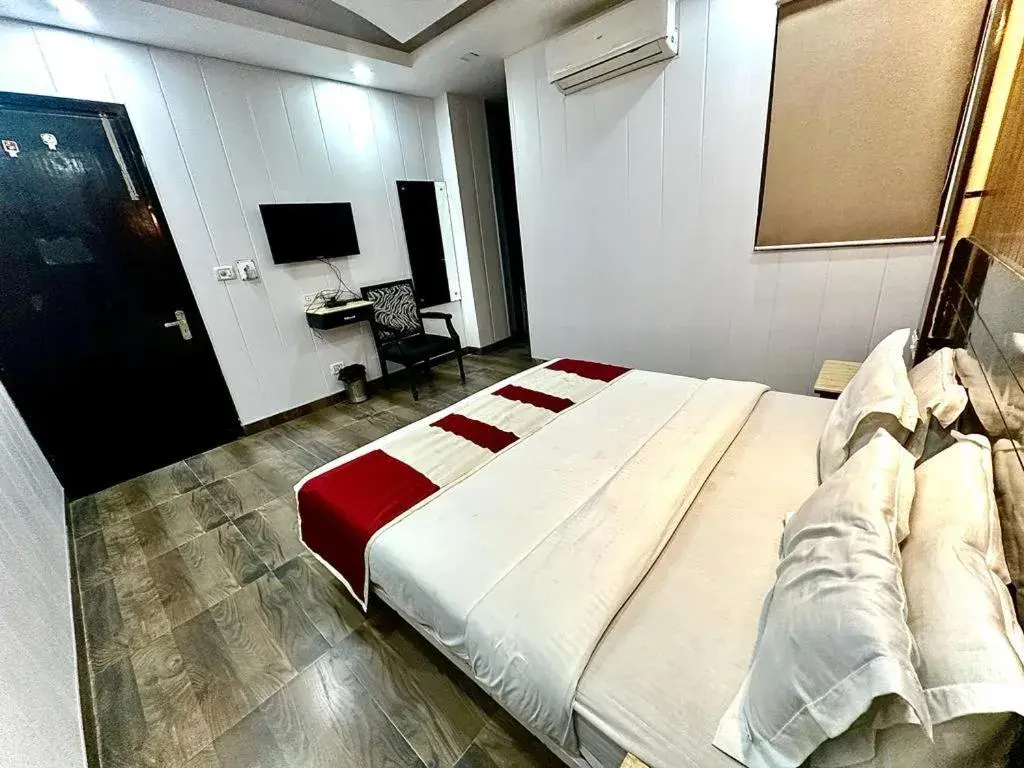 Bed in Hotel Asko international