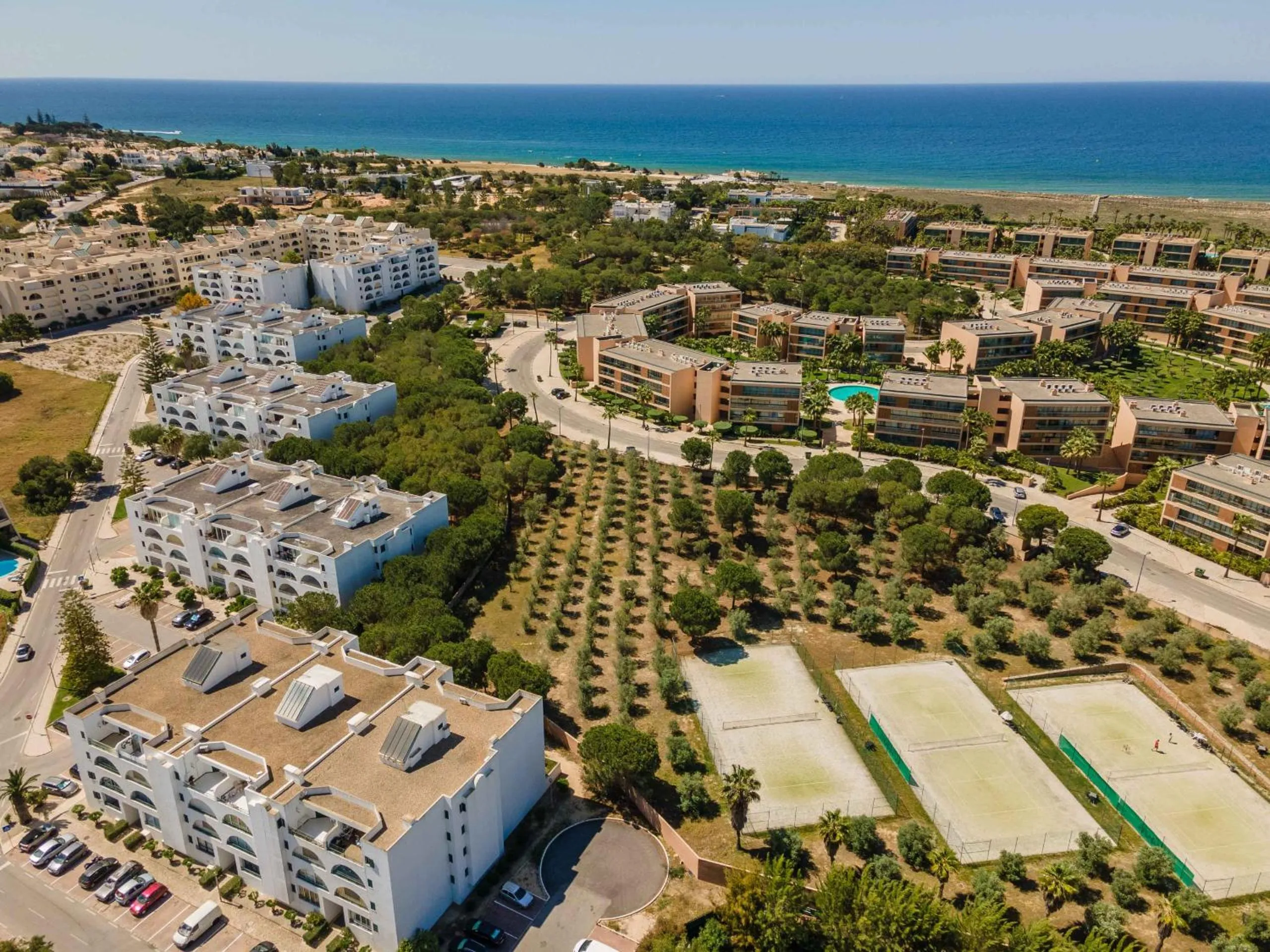 Off site in Salgados 2-Bedroom Apartment - 900m from the Beach - Wifi