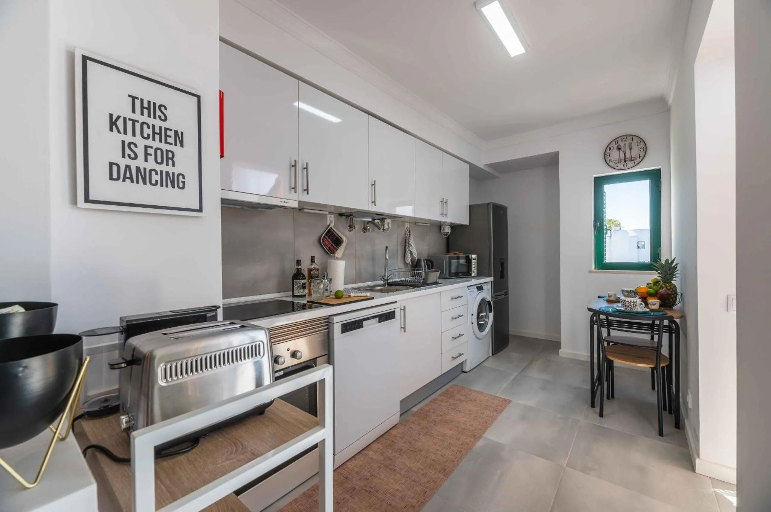 Kitchen or kitchenette in Salgados 2-Bedroom Apartment - 900m from the Beach - Wifi