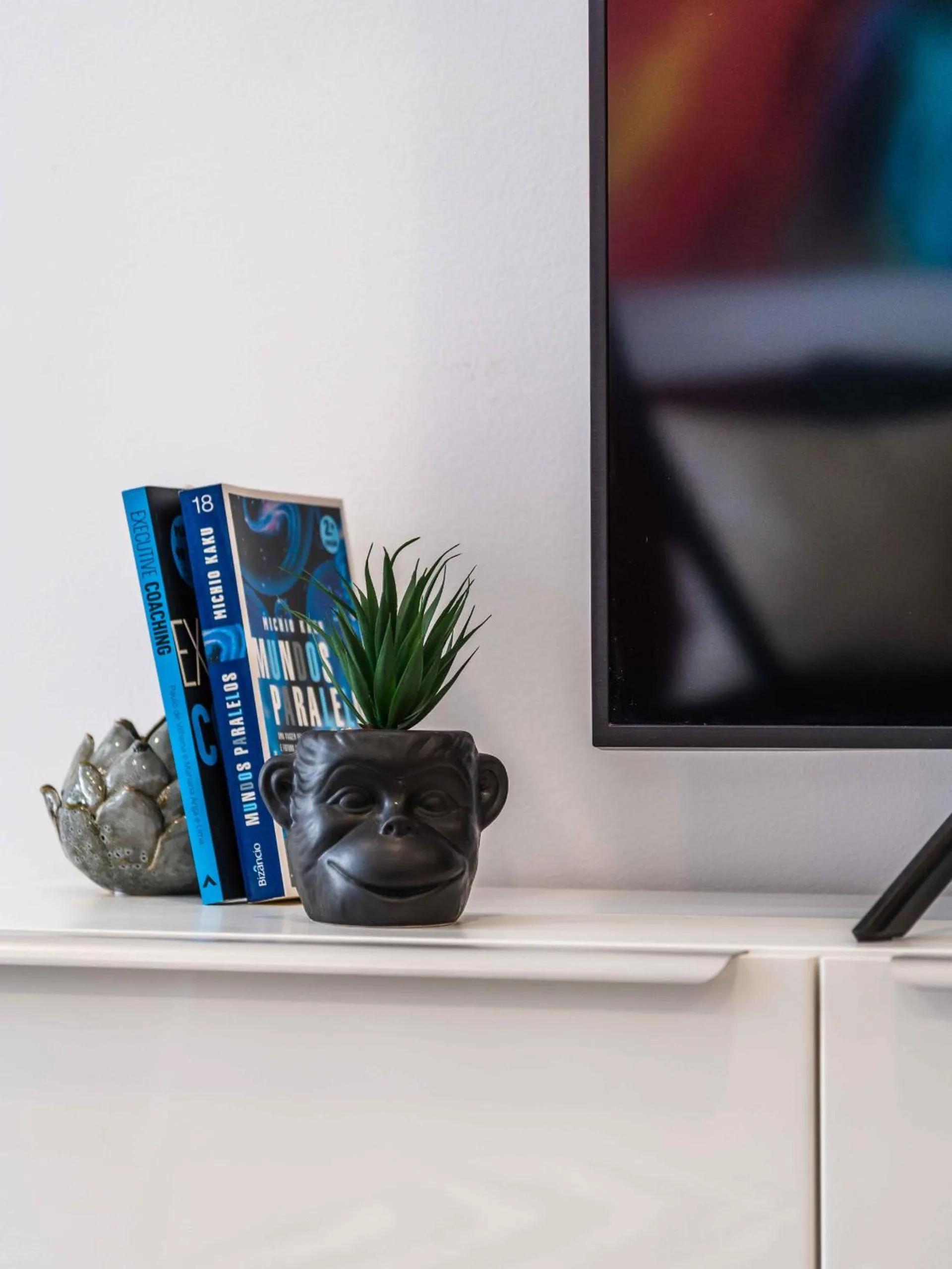 Decorative detail in Salgados 2-Bedroom Apartment - 900m from the Beach - Wifi