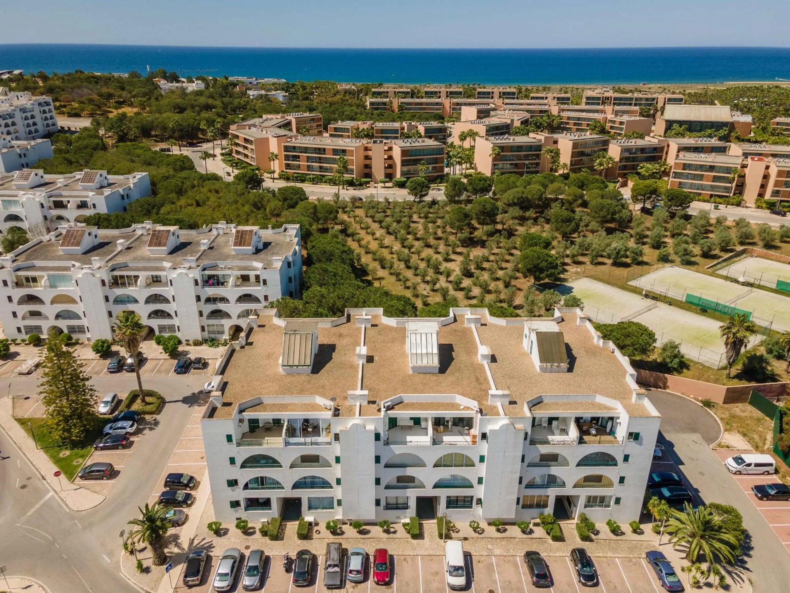Property building in Salgados 2-Bedroom Apartment - 900m from the Beach - Wifi