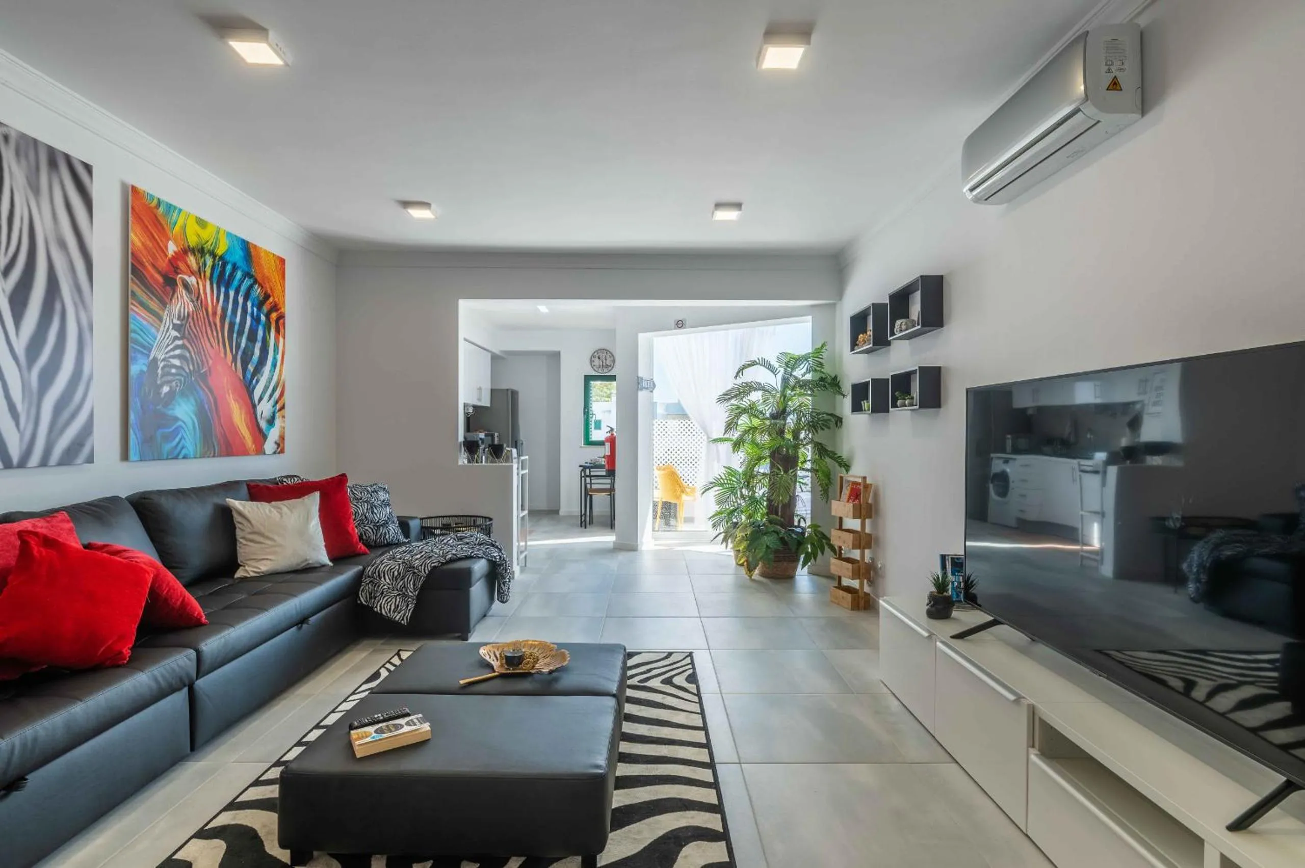 Communal lounge/ TV room in Salgados 2-Bedroom Apartment - 900m from the Beach - Wifi