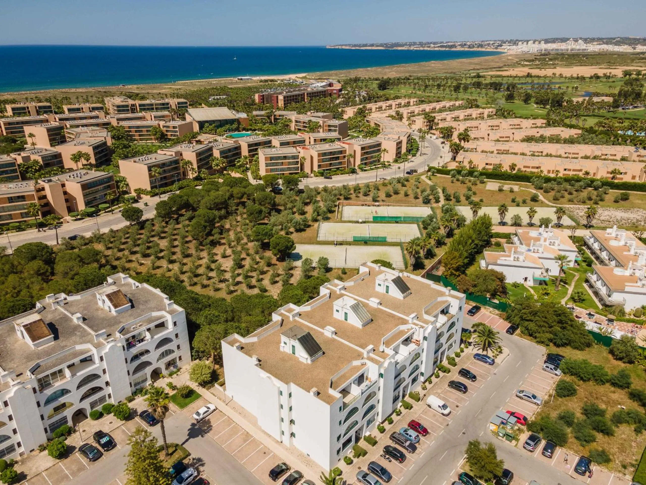 Off site in Salgados 2-Bedroom Apartment - 900m from the Beach - Wifi