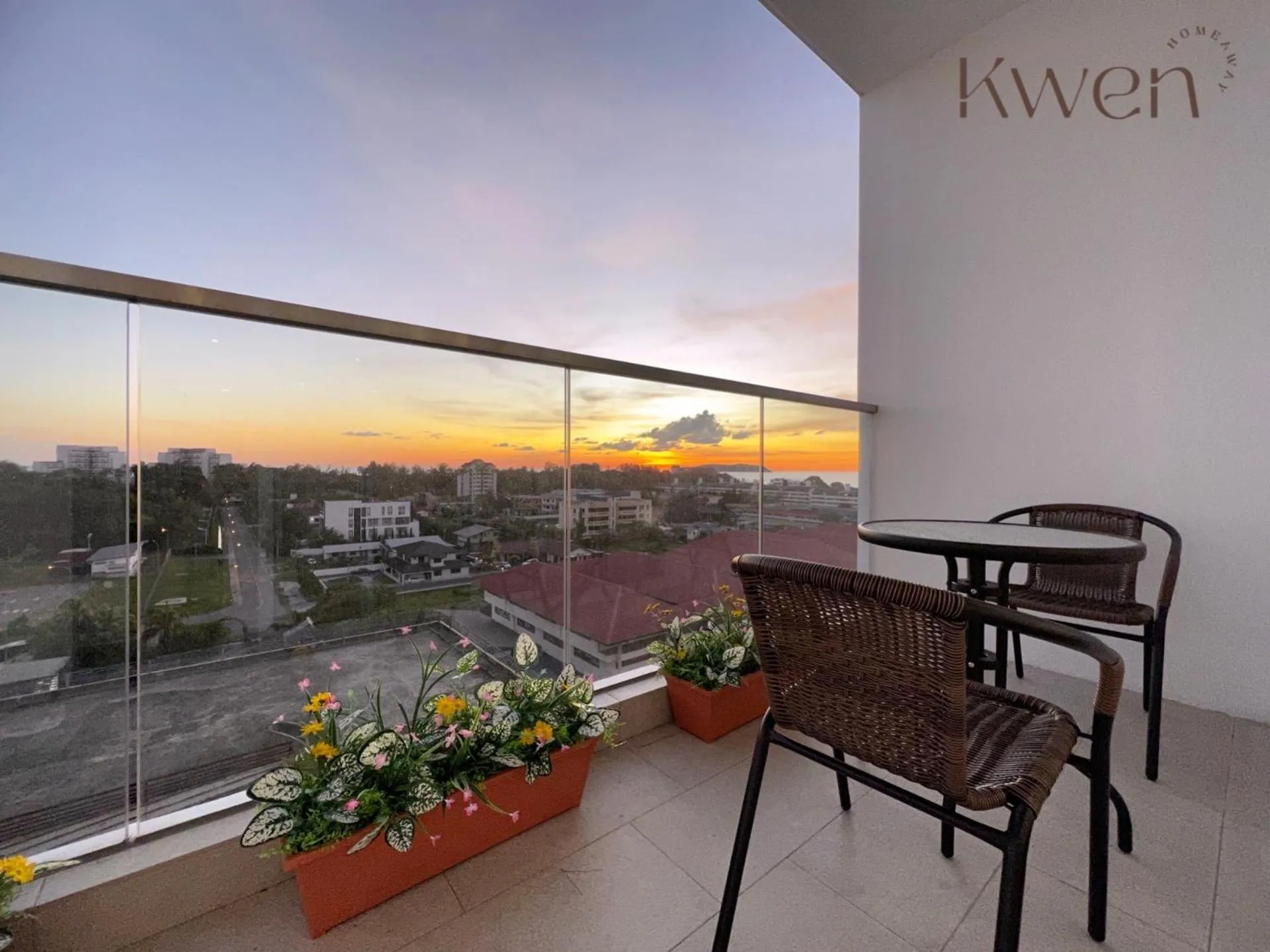 Sunset in KWEN Suites-Tanjung Aru InfinityPool Seaview/Airport View