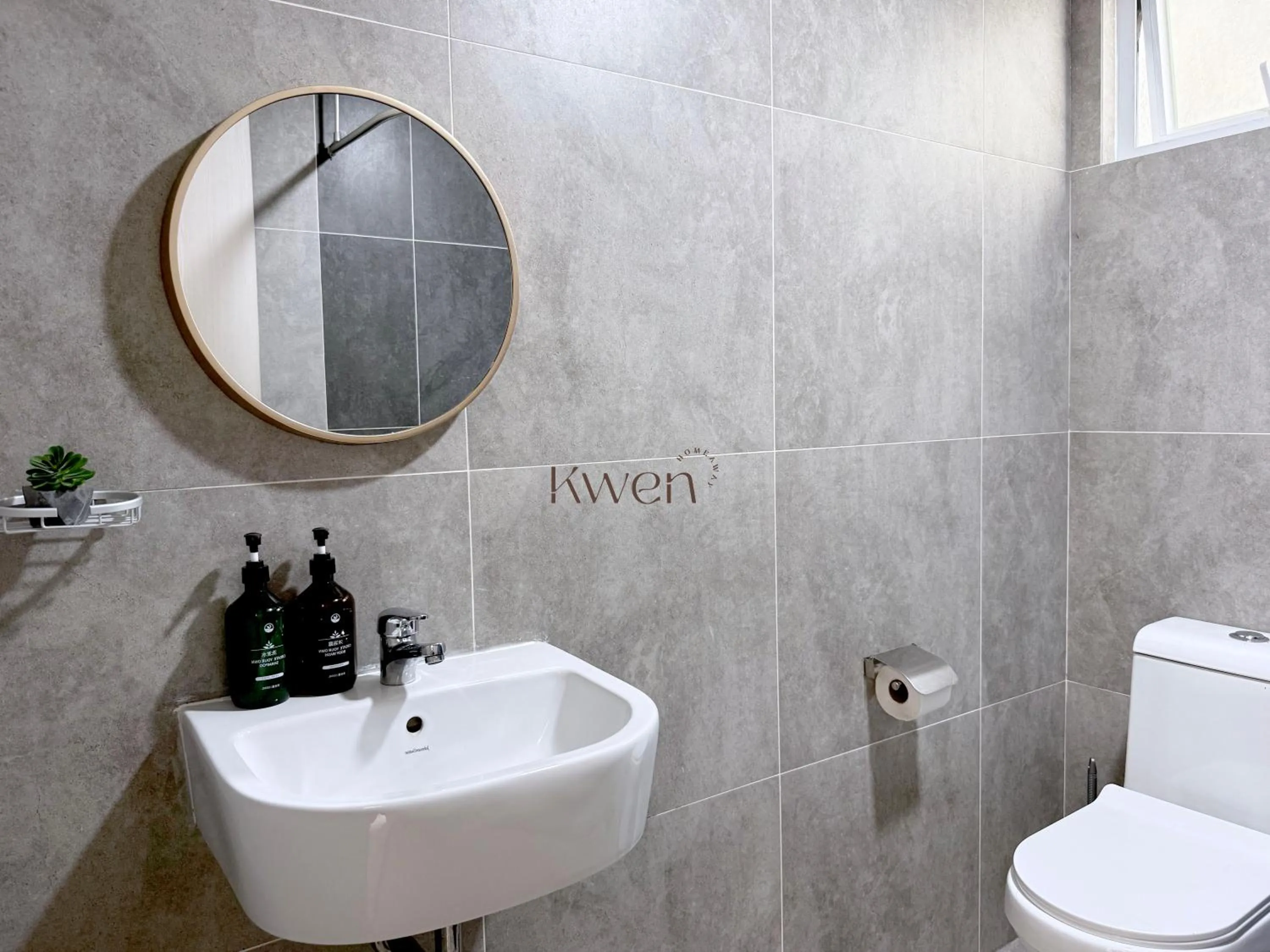 Bathroom in KWEN Suites-Tanjung Aru InfinityPool Seaview/Airport View