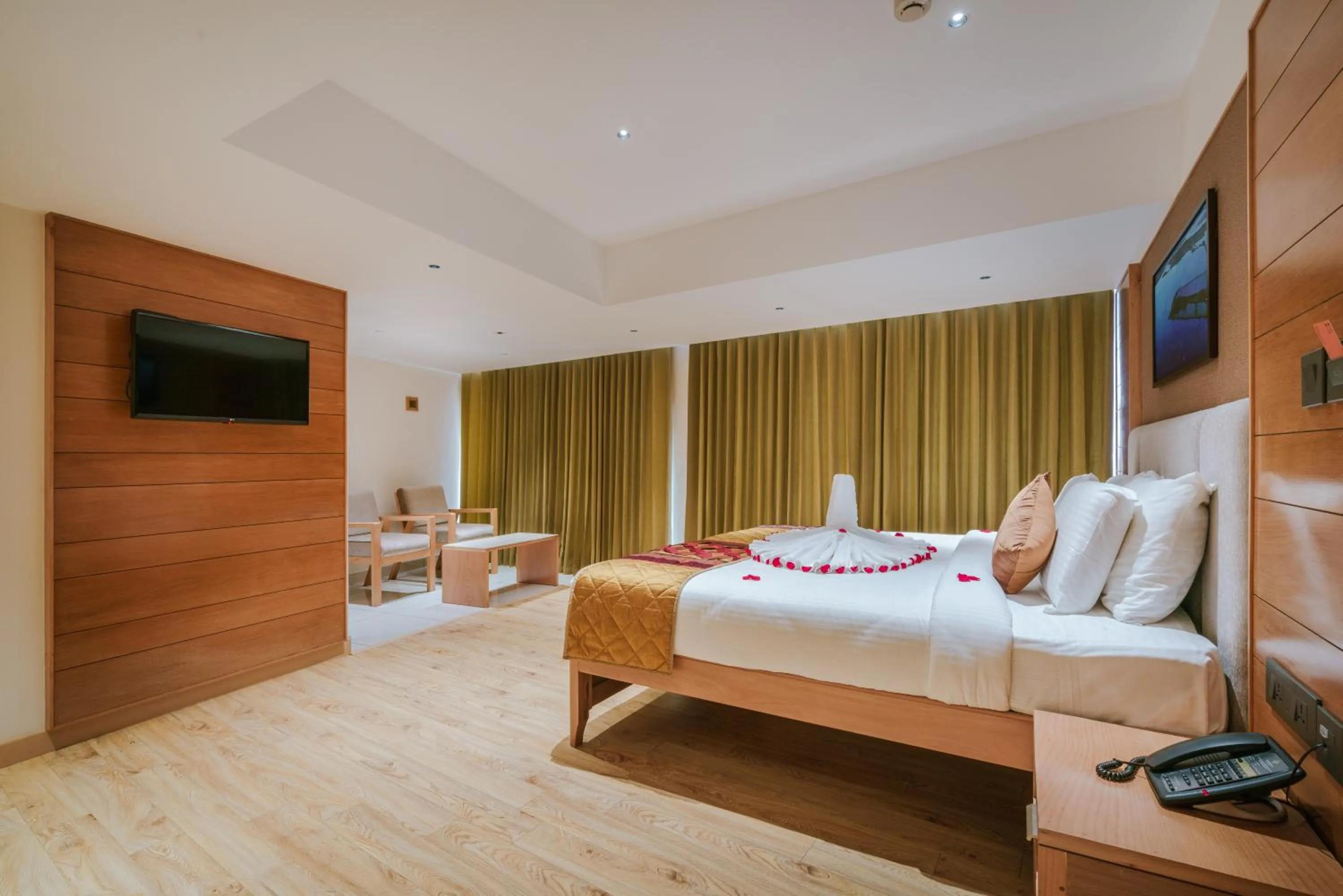 Bed in Townbridge Hotels & Suites