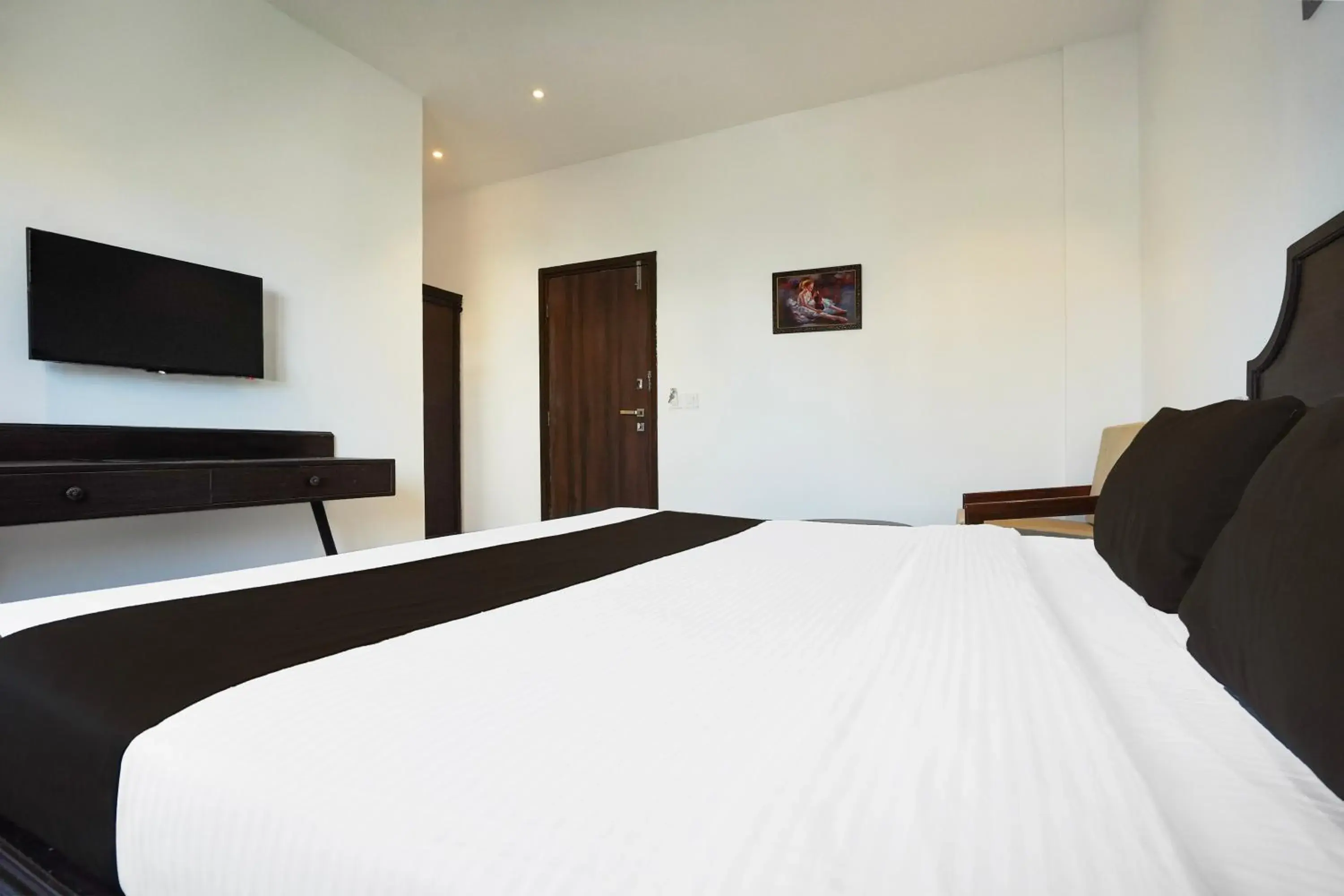 Standard Double Room in Super Townhouse Central Bazar Road Ramdaspeth Standard Double Room in Super Townhouse Central Bazar Road Ramdaspeth