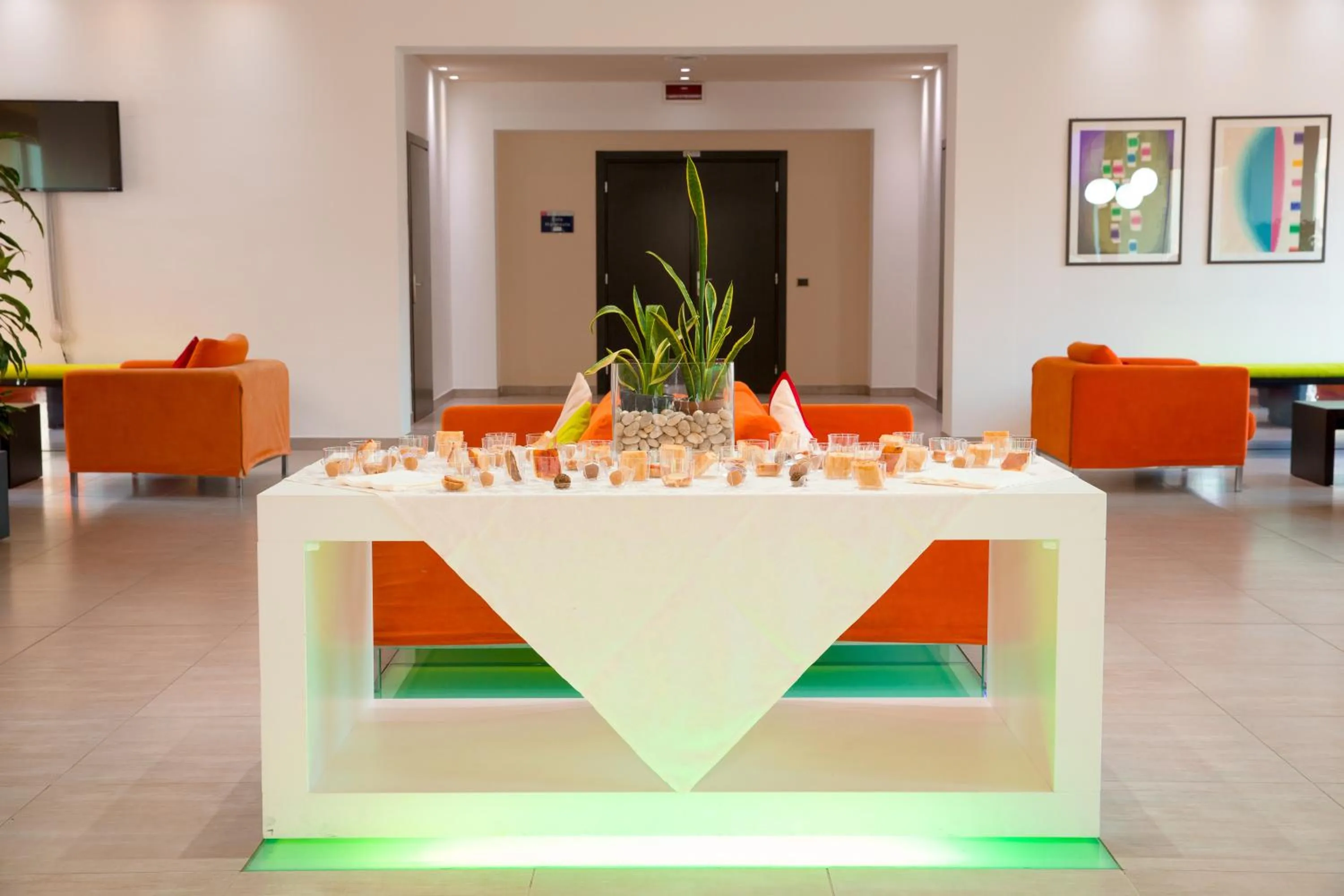 Lounge or bar in UNA HOTELS Cesena Nord