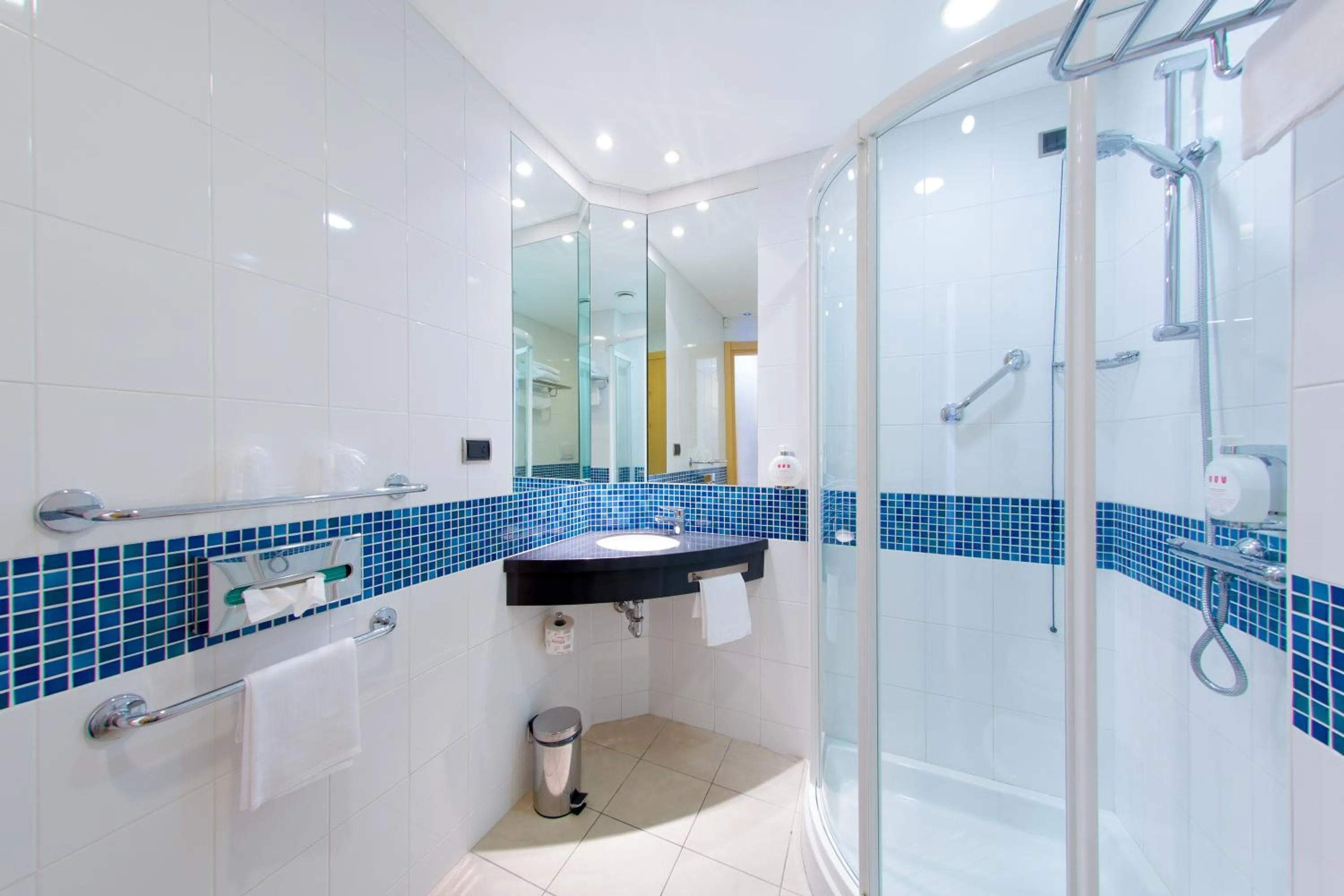 Shower in UNA HOTELS Cesena Nord