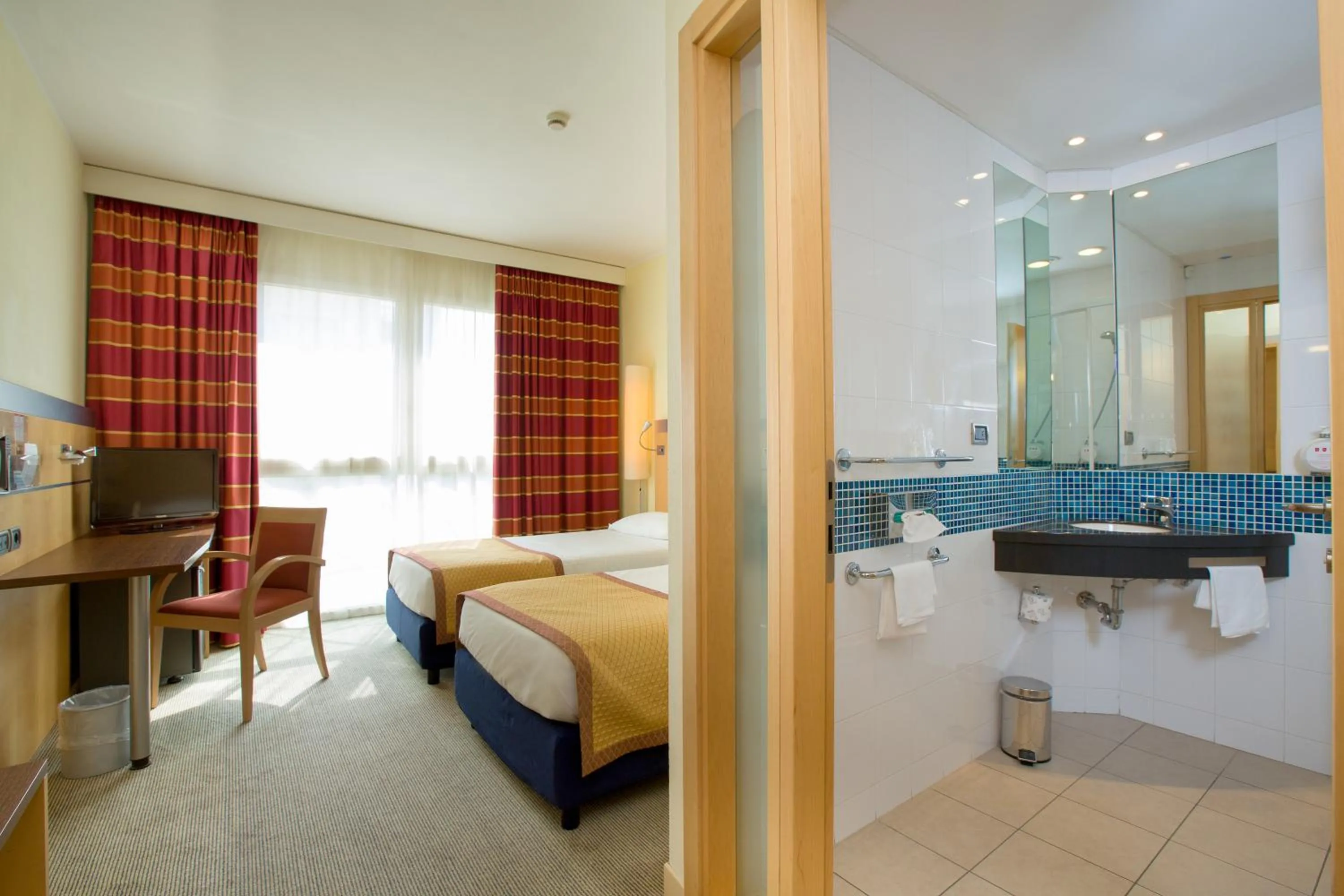 Bathroom, Bed in UNA HOTELS Cesena Nord