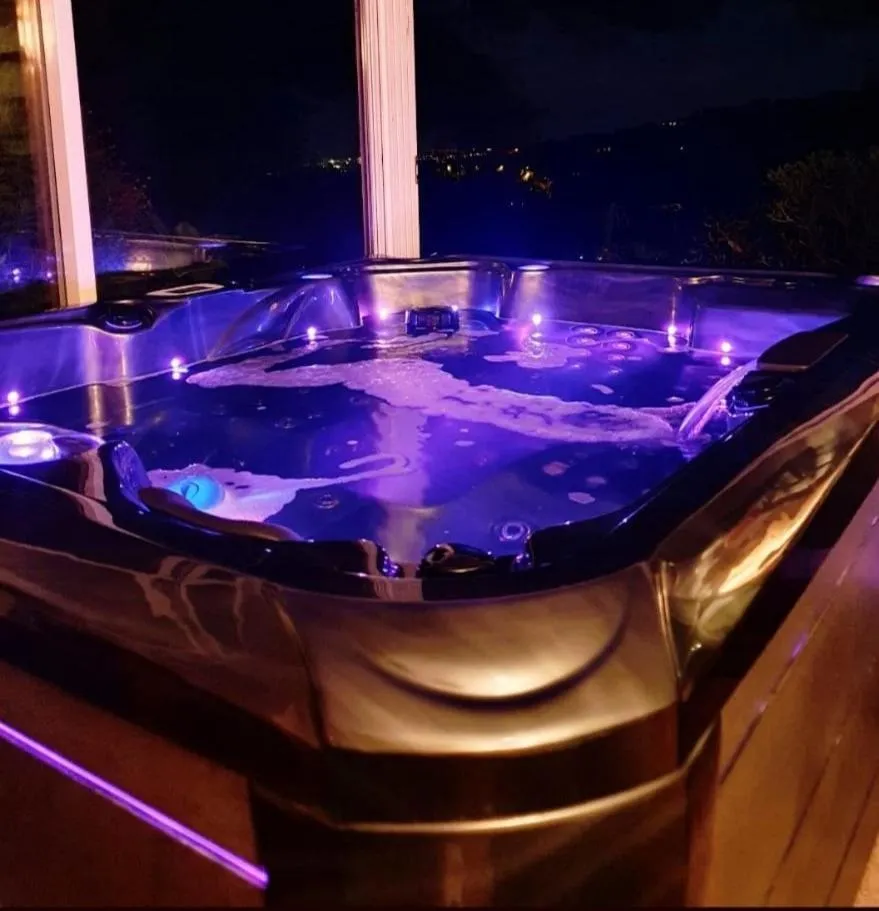 Hot Tub in Harmonice