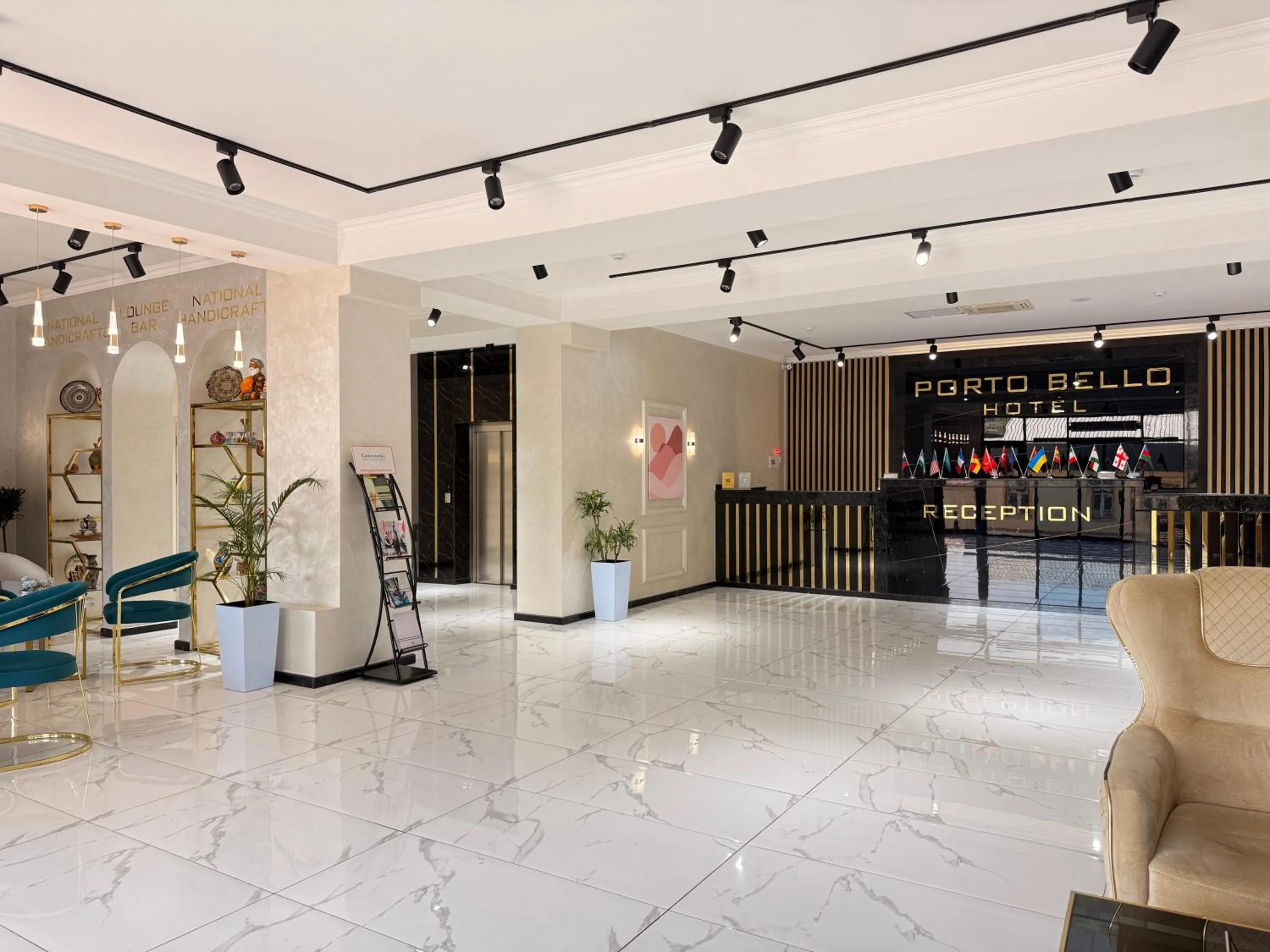 Communal lounge/ TV room in Porto Bello Hotel