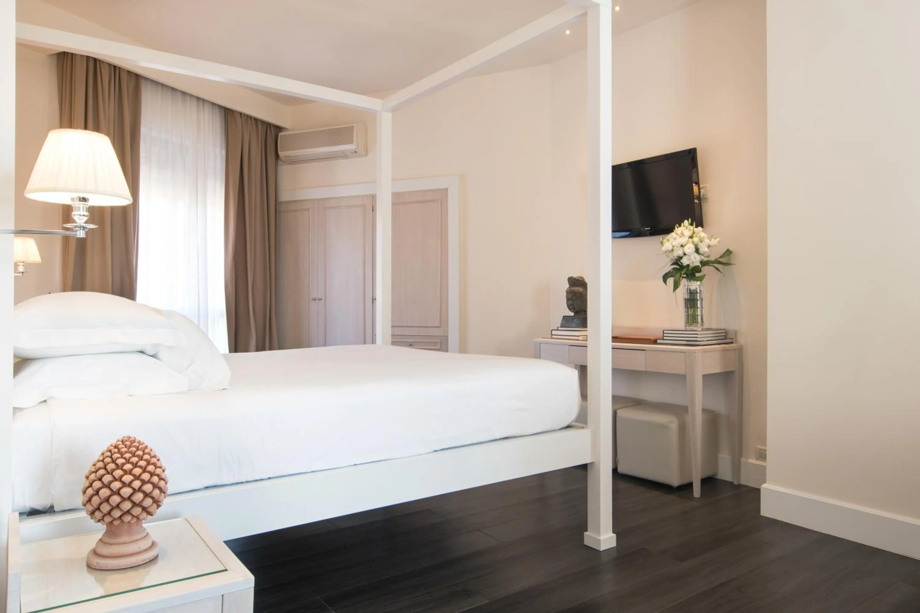 Photo of the whole room, Bed in Hotel Michelangelo & Day SPA