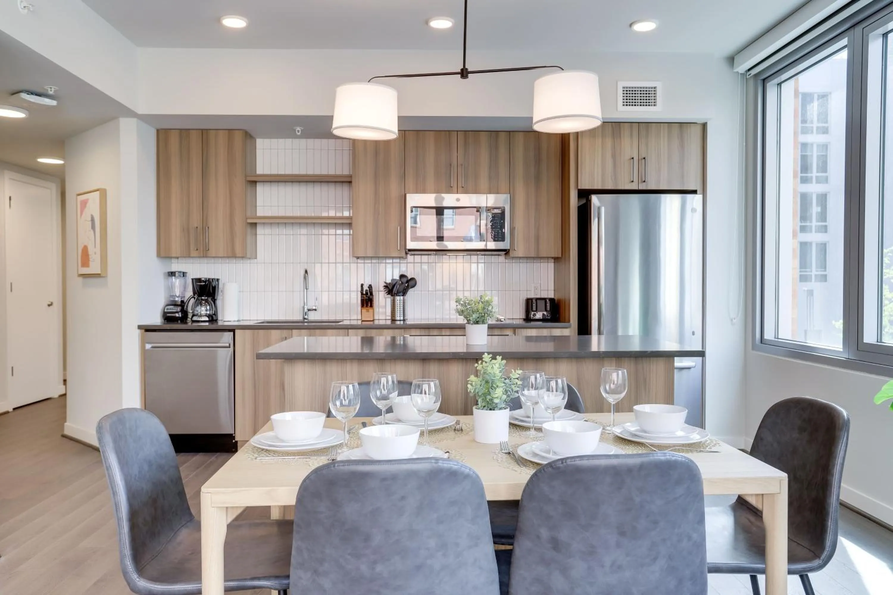 Dining area in Stylish Condo at Clarendon with Rooftop Views