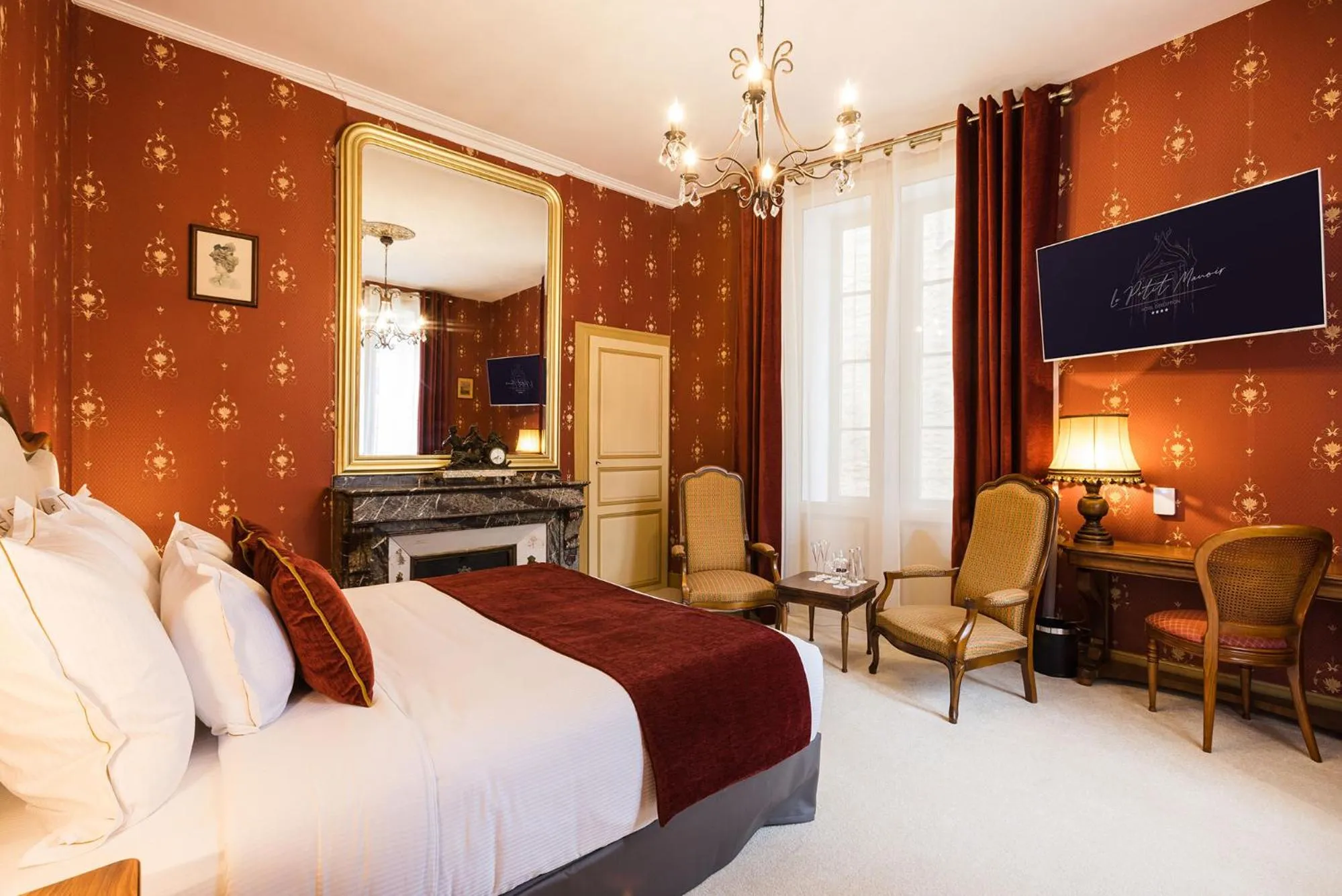 Photo of the whole room, Bed in LE PETIT MANOIR