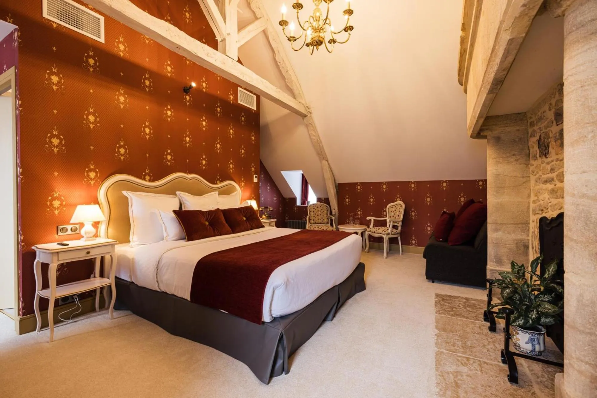 Photo of the whole room, Bed in LE PETIT MANOIR